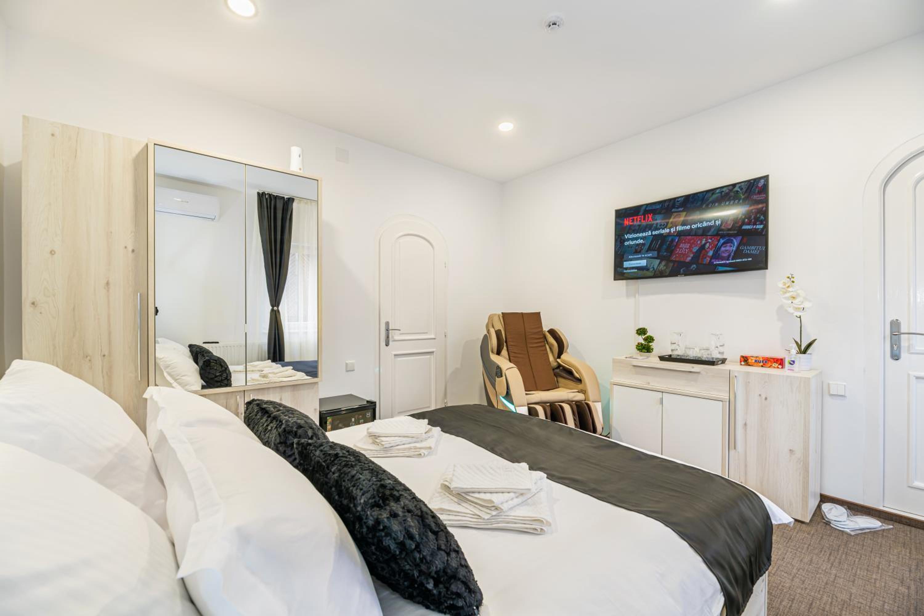 Deluxe Double Room with Balcony - Photo 21