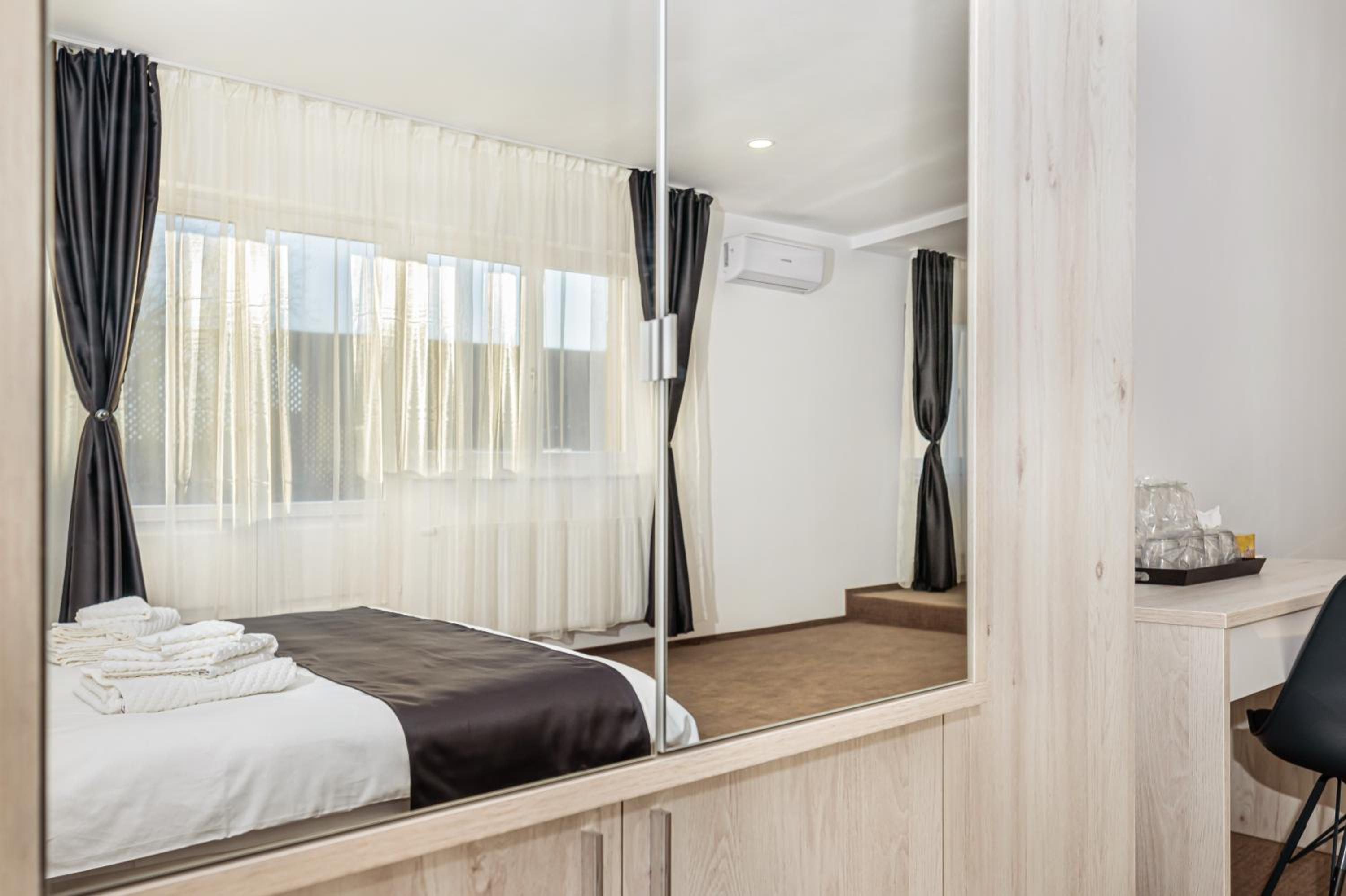 Junior Suite with Balcony - Photo 8