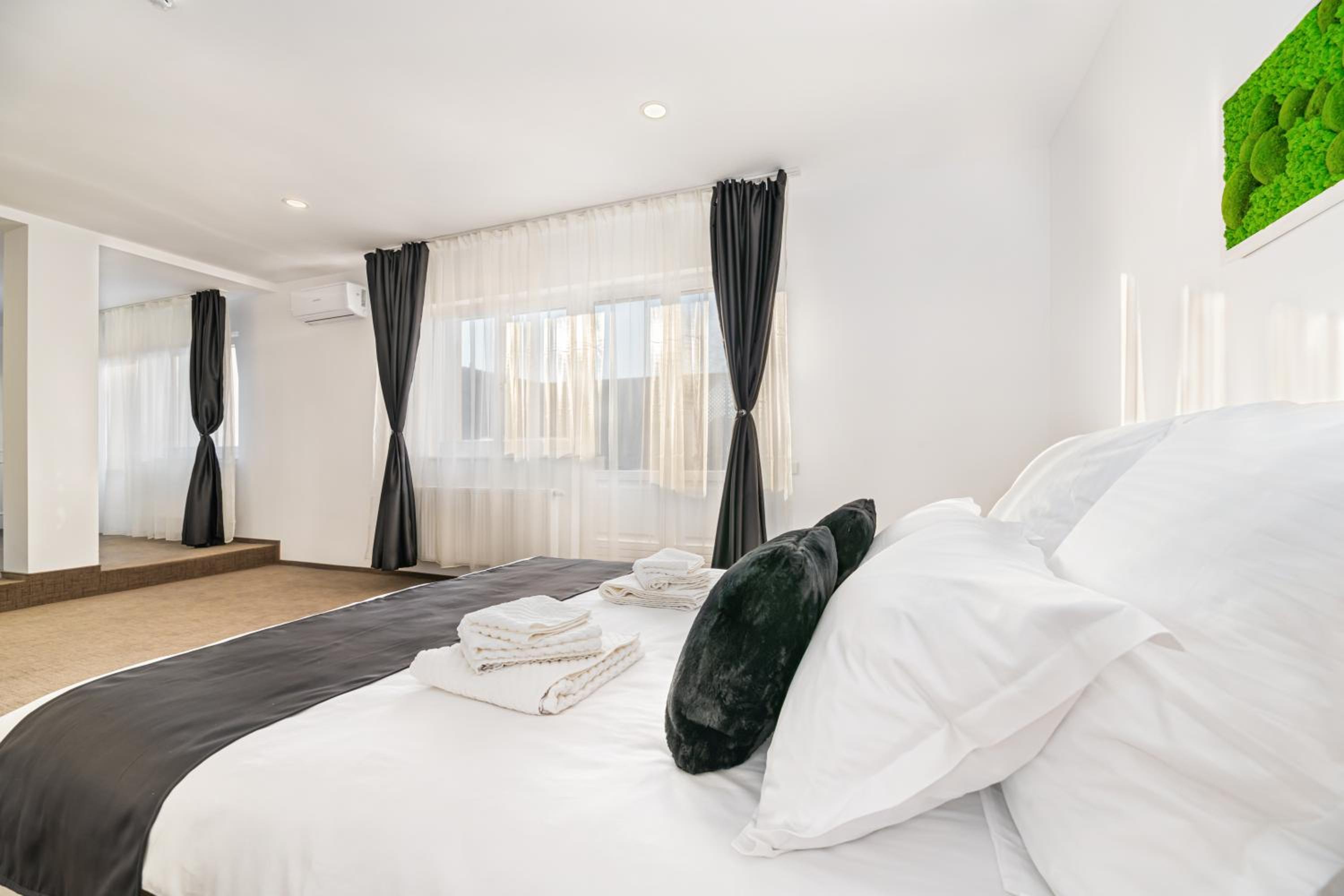 Junior Suite with Balcony - Photo 9