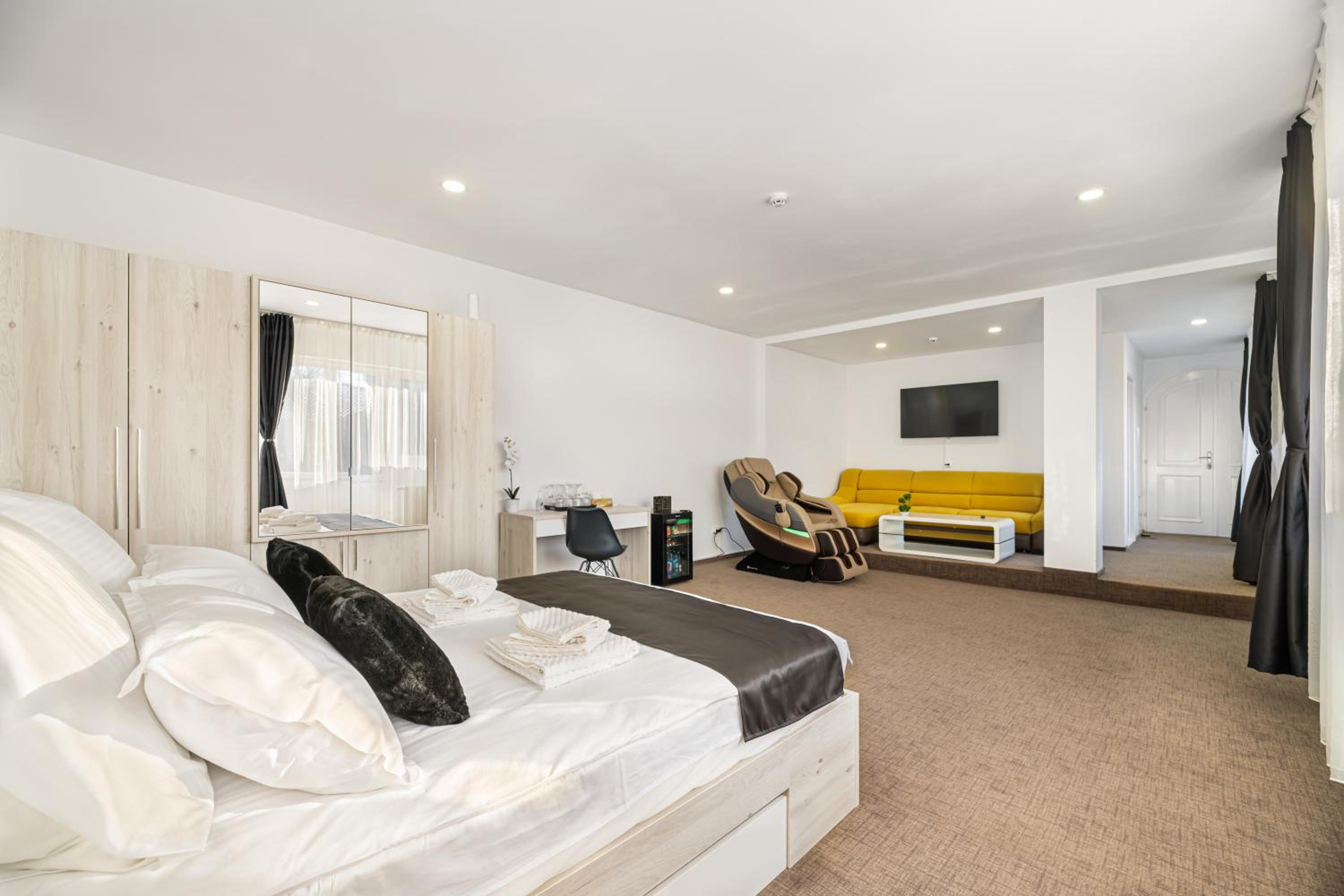 Junior Suite with Balcony - Photo 1