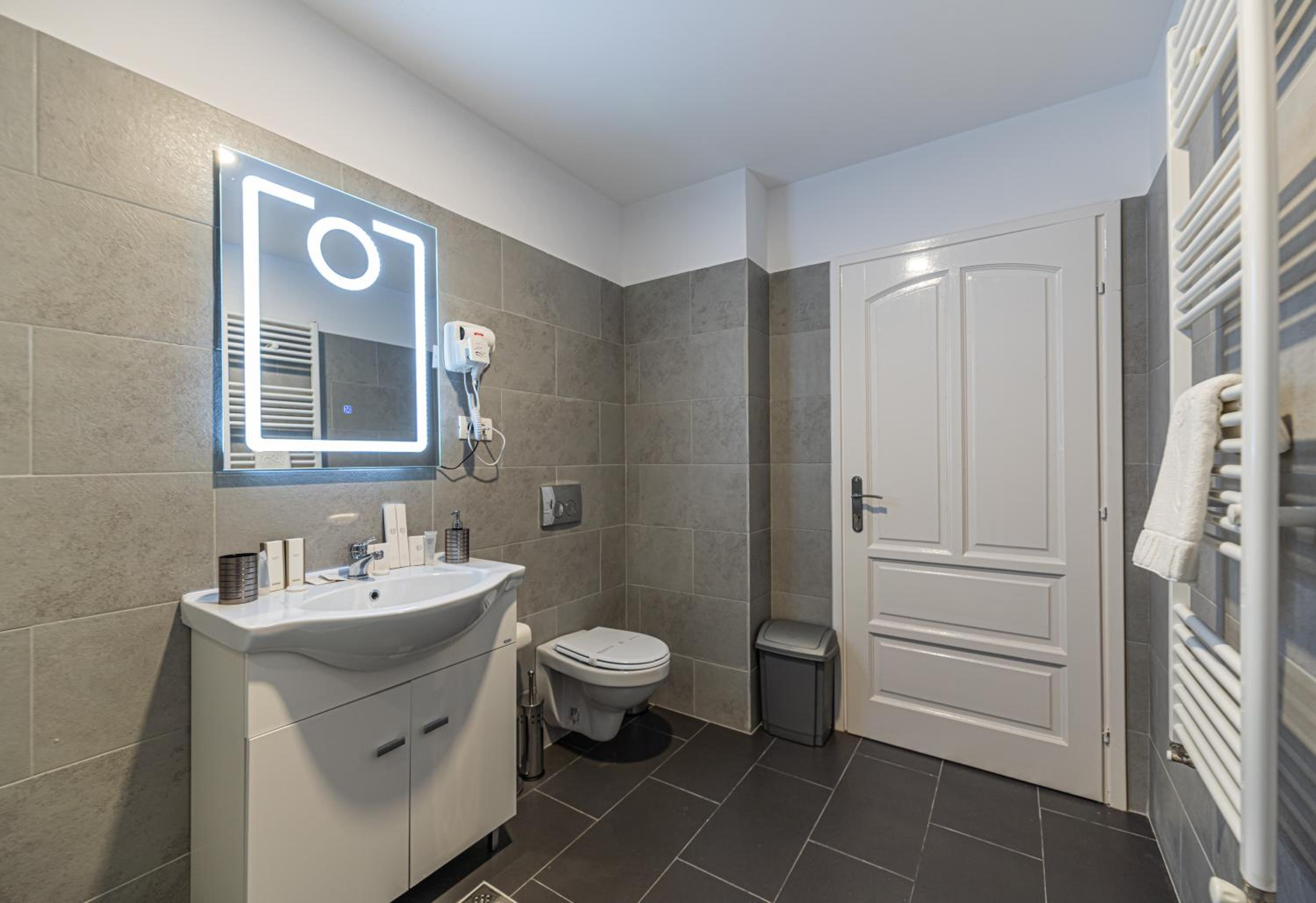 Junior Suite with Balcony - Photo 2
