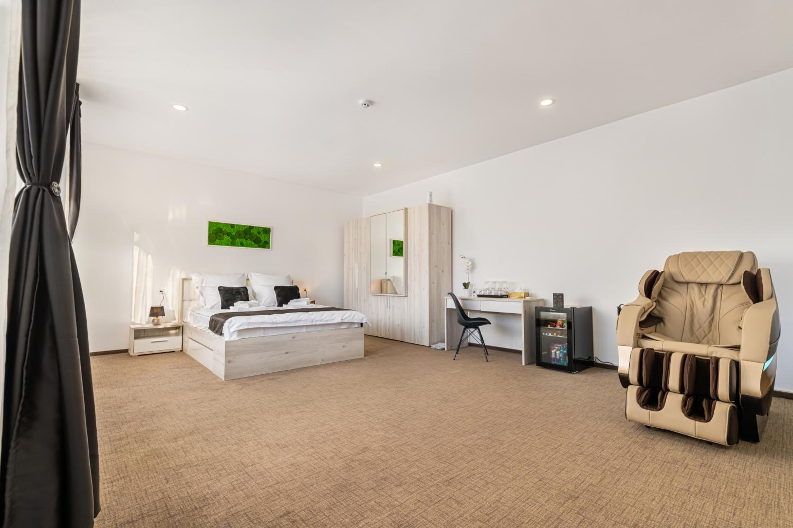 Junior Suite with Balcony - Photo 5