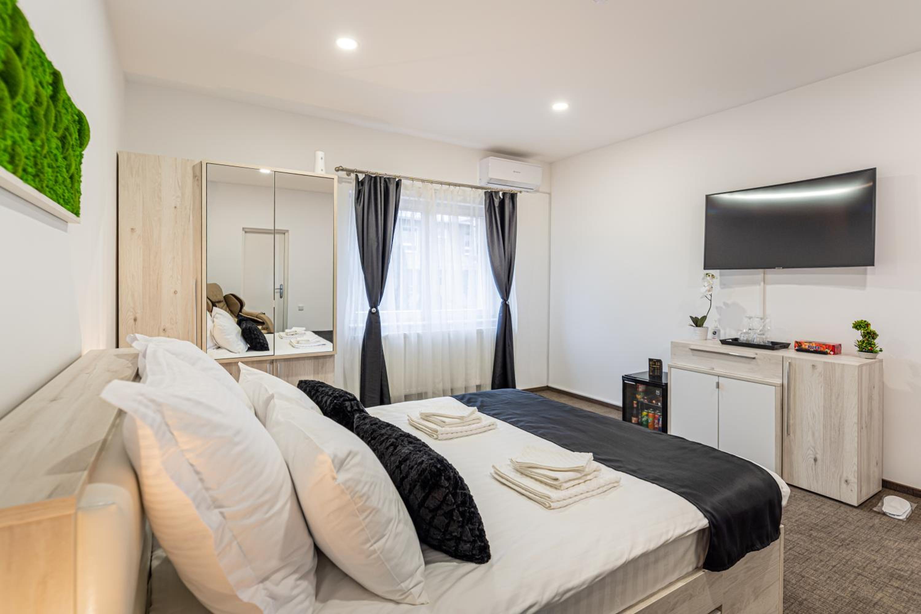 Deluxe Double Room with Balcony - Photo 11