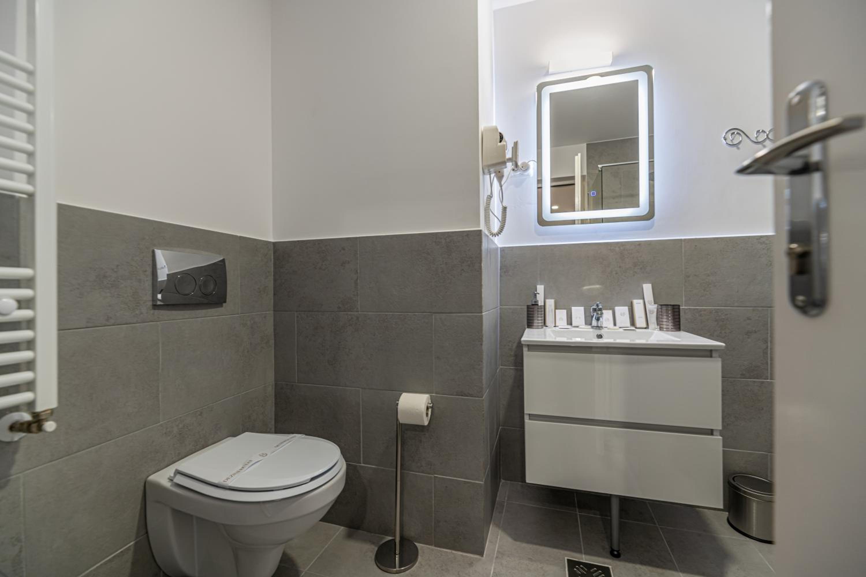 Deluxe Double Room with Balcony - Photo 10