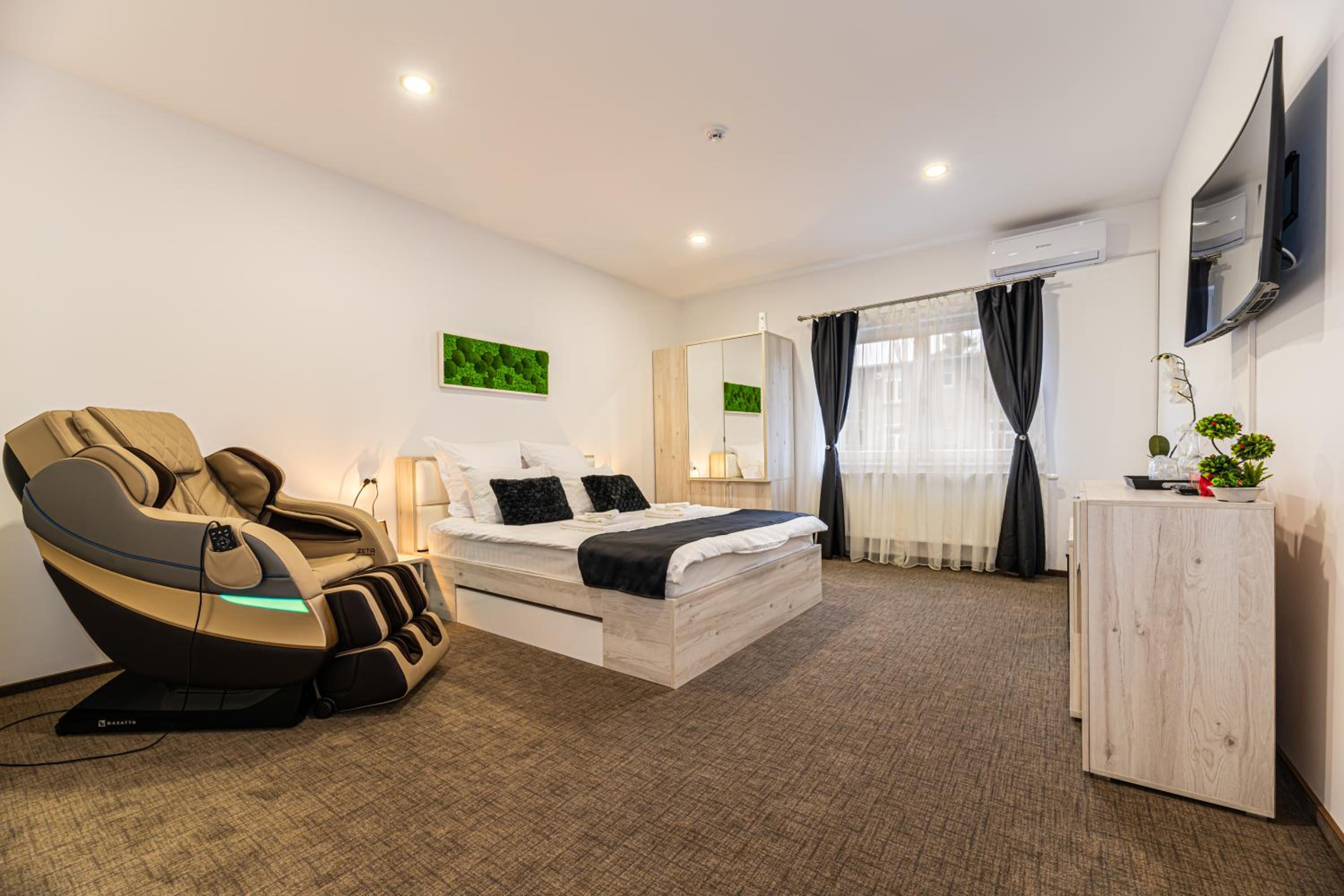 Deluxe Double Room with Balcony - Photo 9
