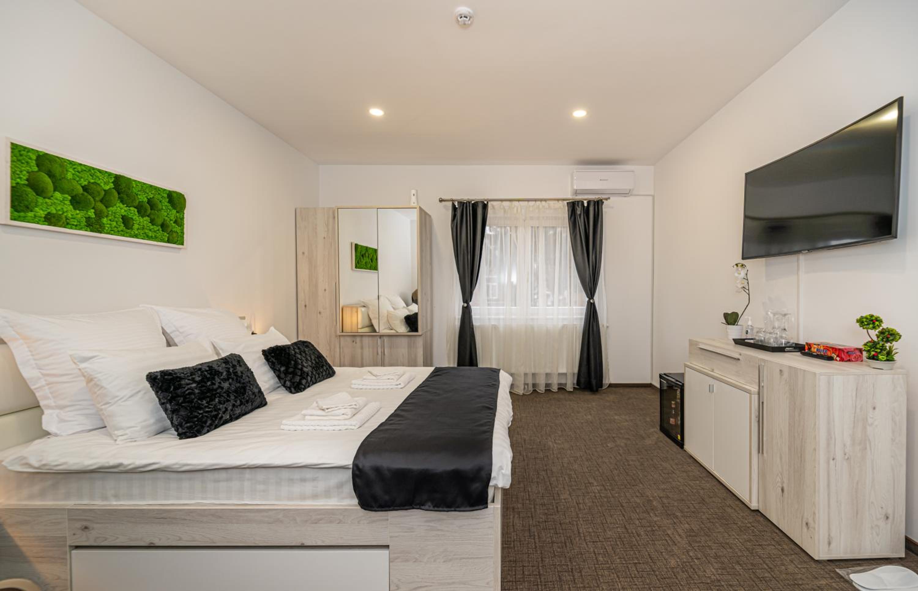 Deluxe Double Room with Balcony - Photo 8