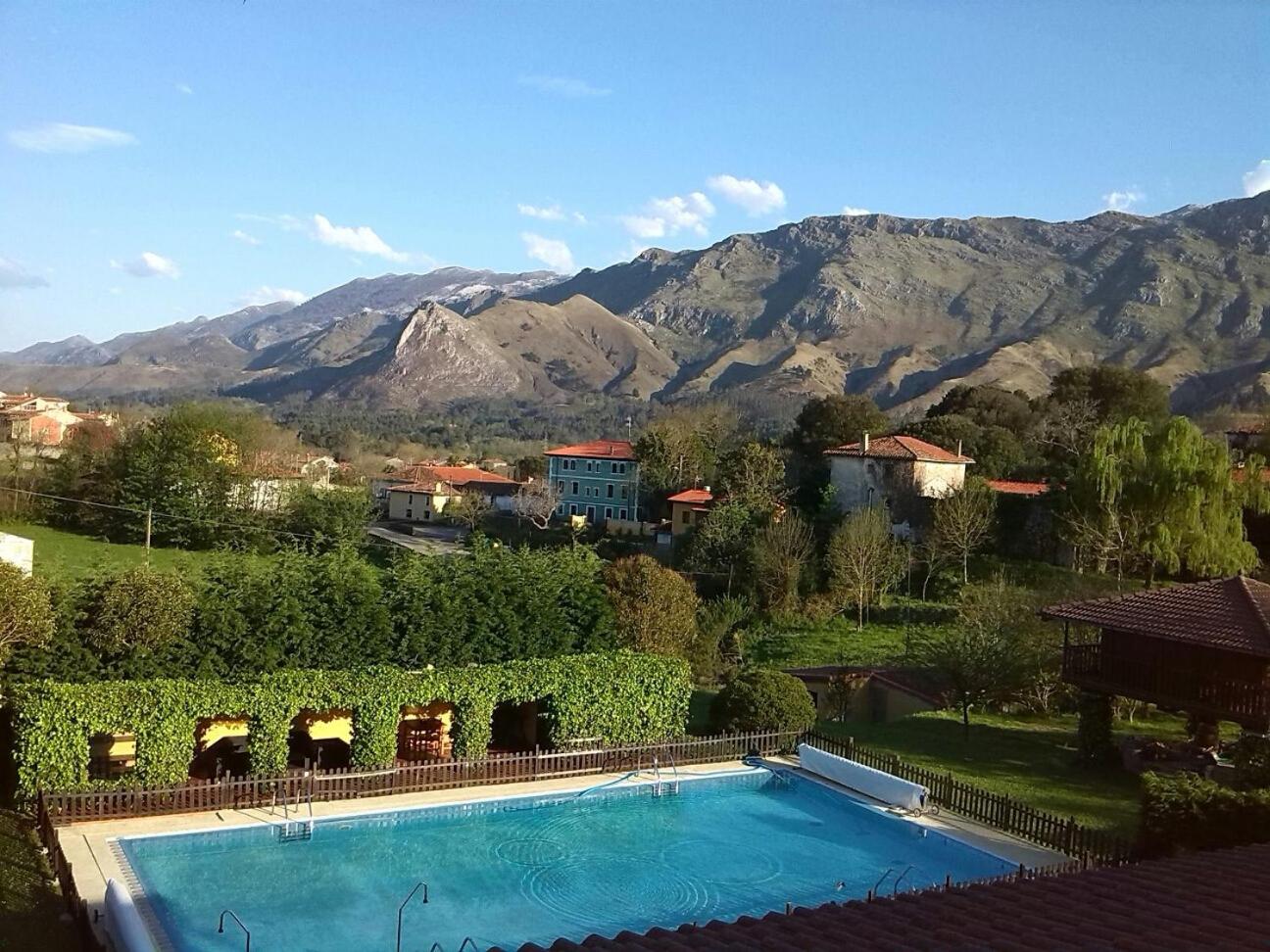 Habitación triple con vista a la piscina