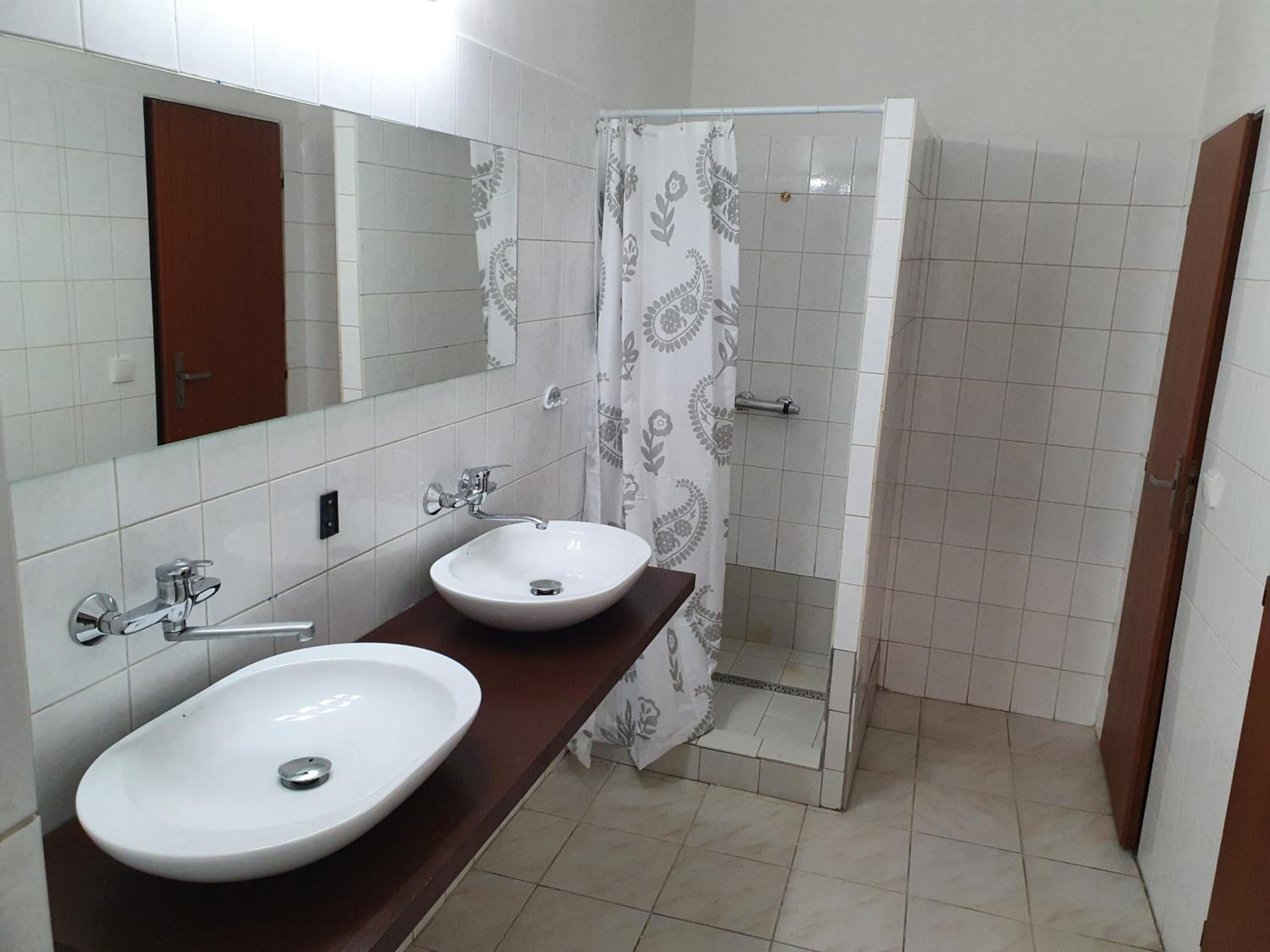 Deluxe Room (2 Adults + 1 Child) - Photo 3
