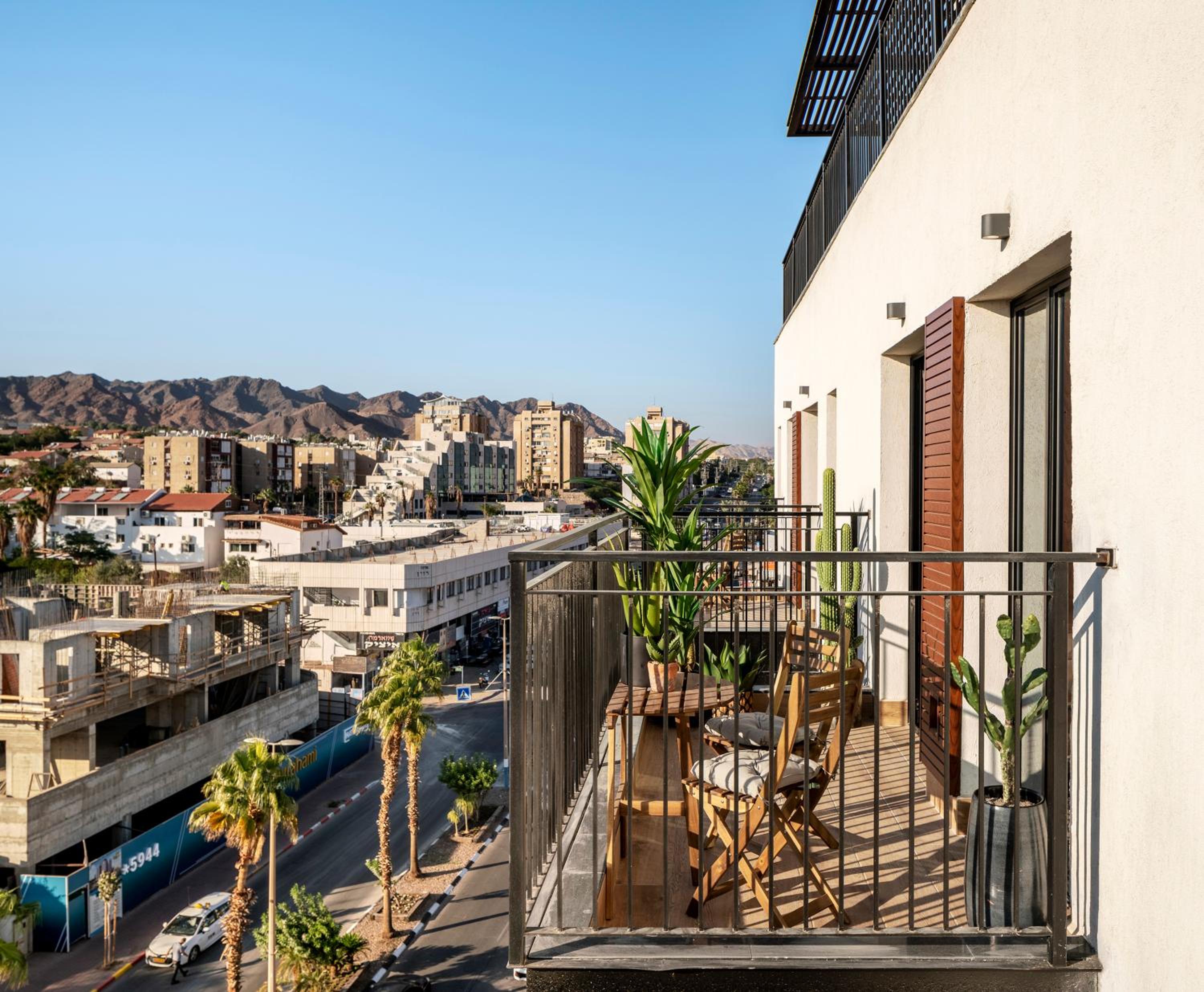 Studio Apartment with Balcony - Photo 7