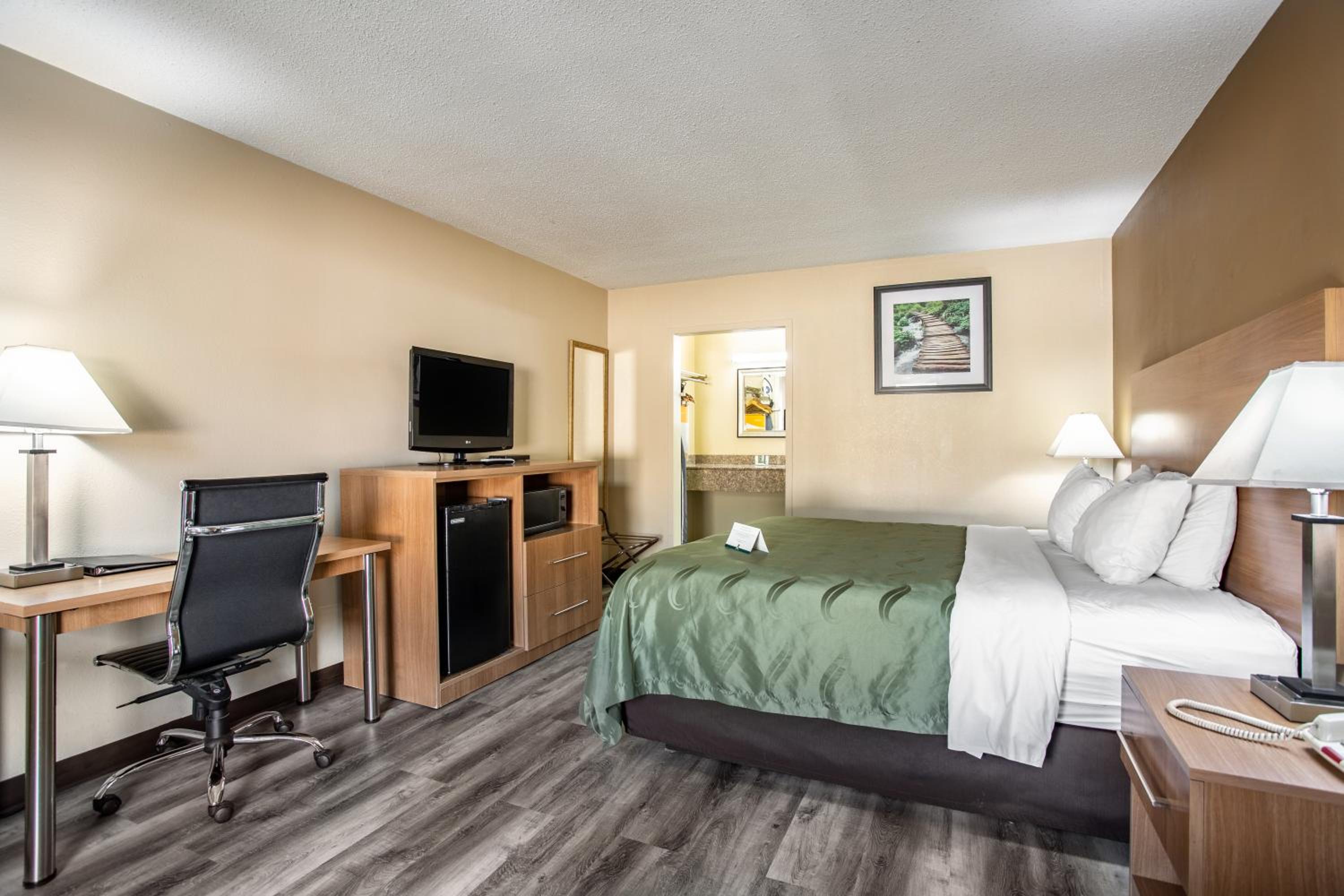 King Room - Accessible/Smoking photo 3