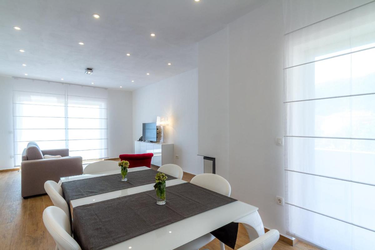 Deluxe Apartment with Balcony and Sea View - Photo 8