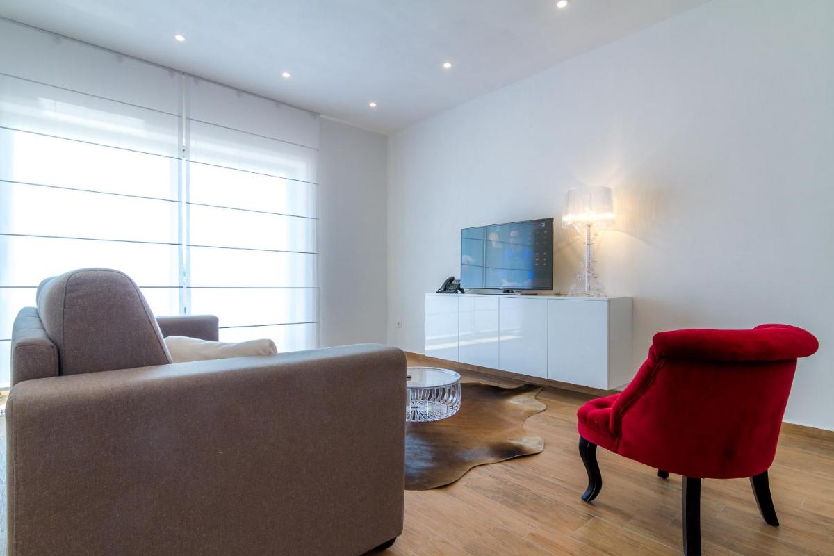 Deluxe Apartment with Balcony and Sea View - Photo 6