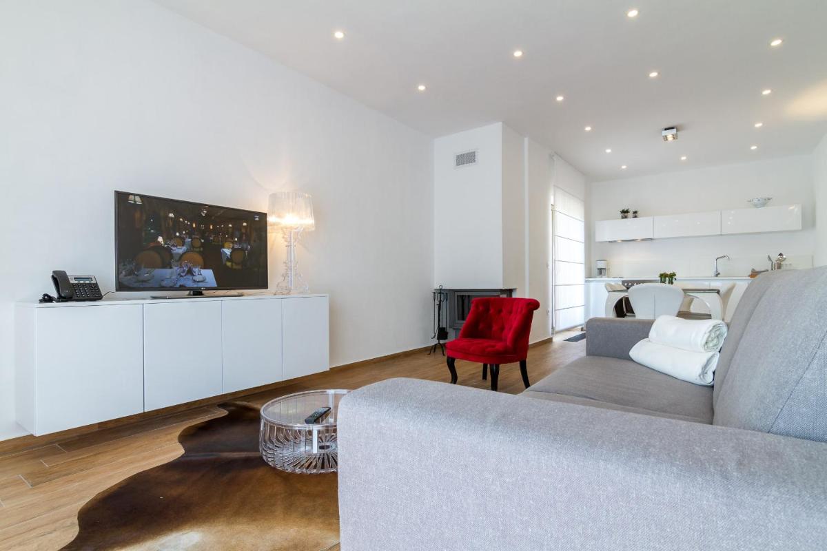 Deluxe Apartment with Balcony and Sea View - Photo 1