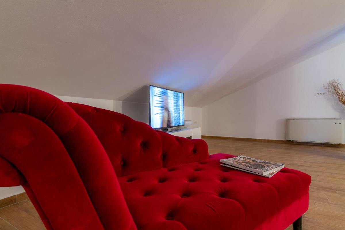 Deluxe Apartment with Balcony and Sea View - Photo 9