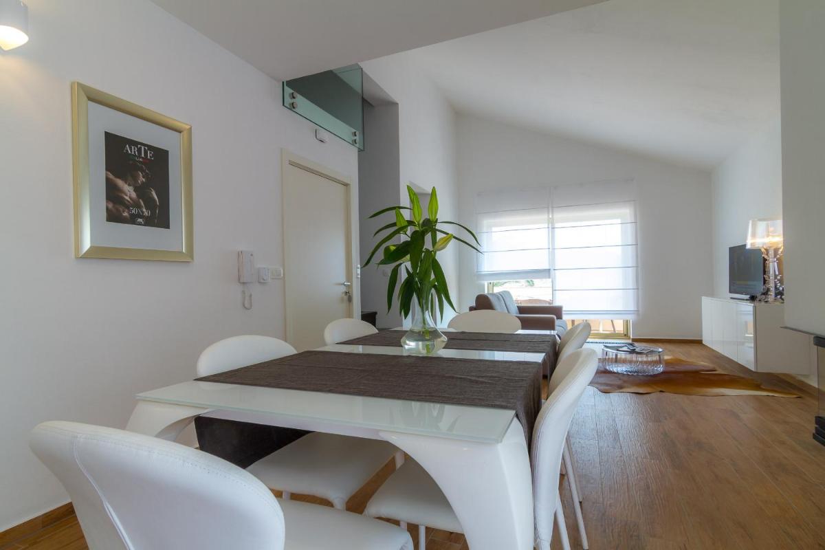 Deluxe Apartment with Balcony and Sea View - Photo 7