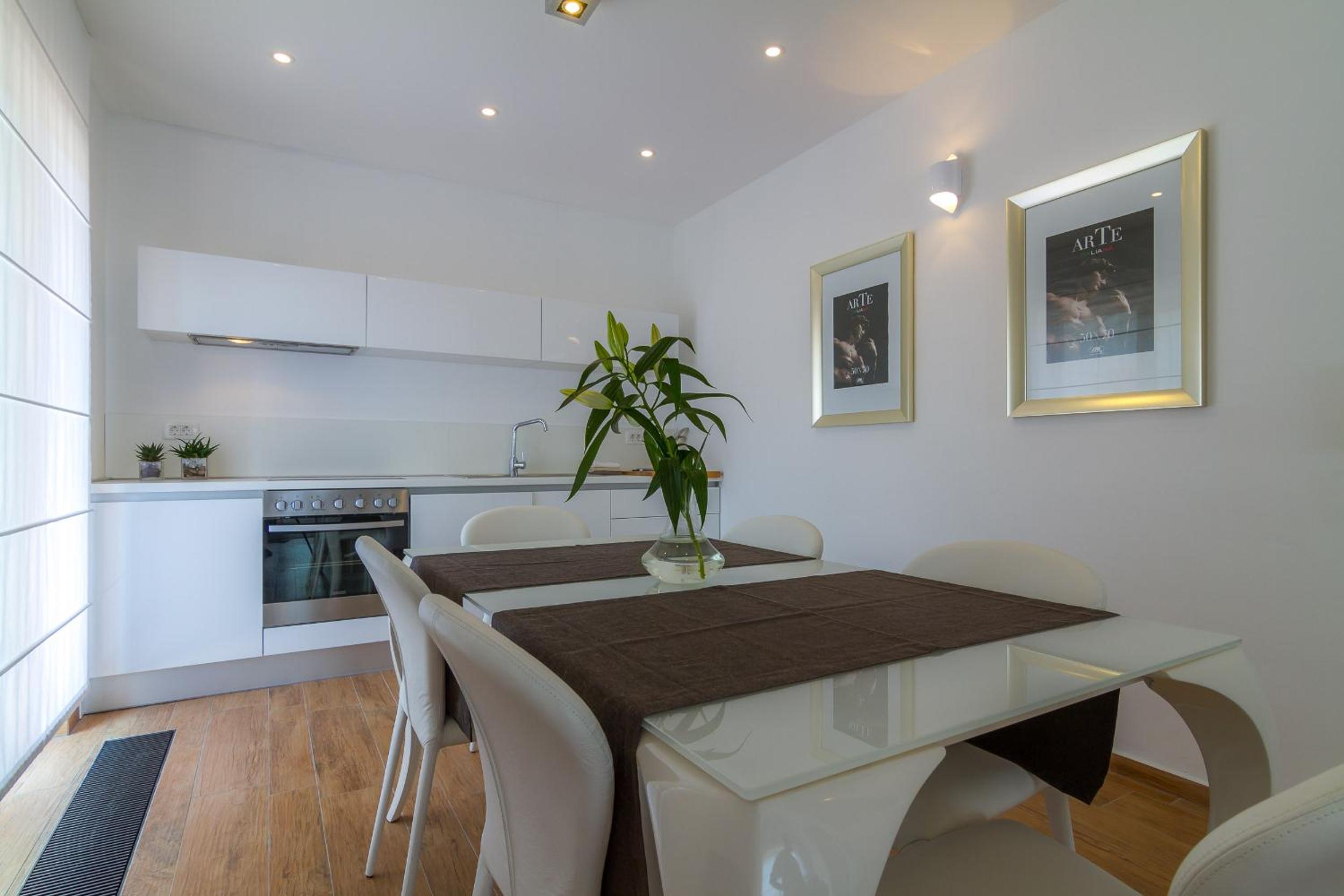 Deluxe Apartment with Balcony and Sea View - Photo 13