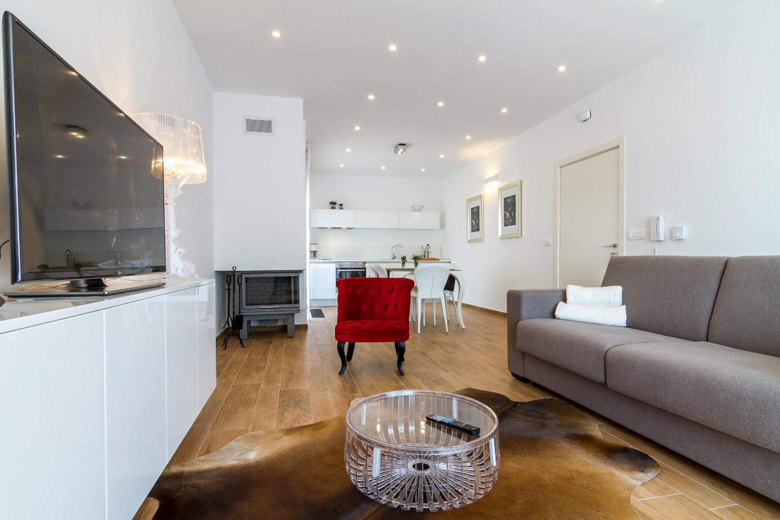 Deluxe Apartment with Balcony and Sea View - Photo 2