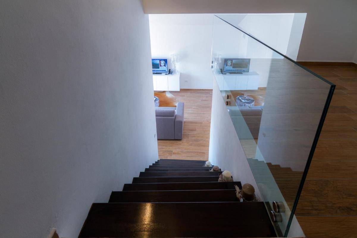 Deluxe Apartment with Balcony and Sea View - Photo 15