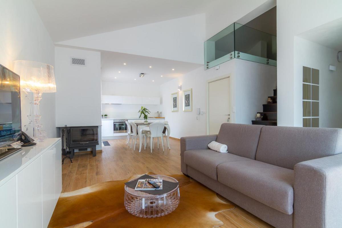 Deluxe Apartment with Balcony and Sea View - Photo 4