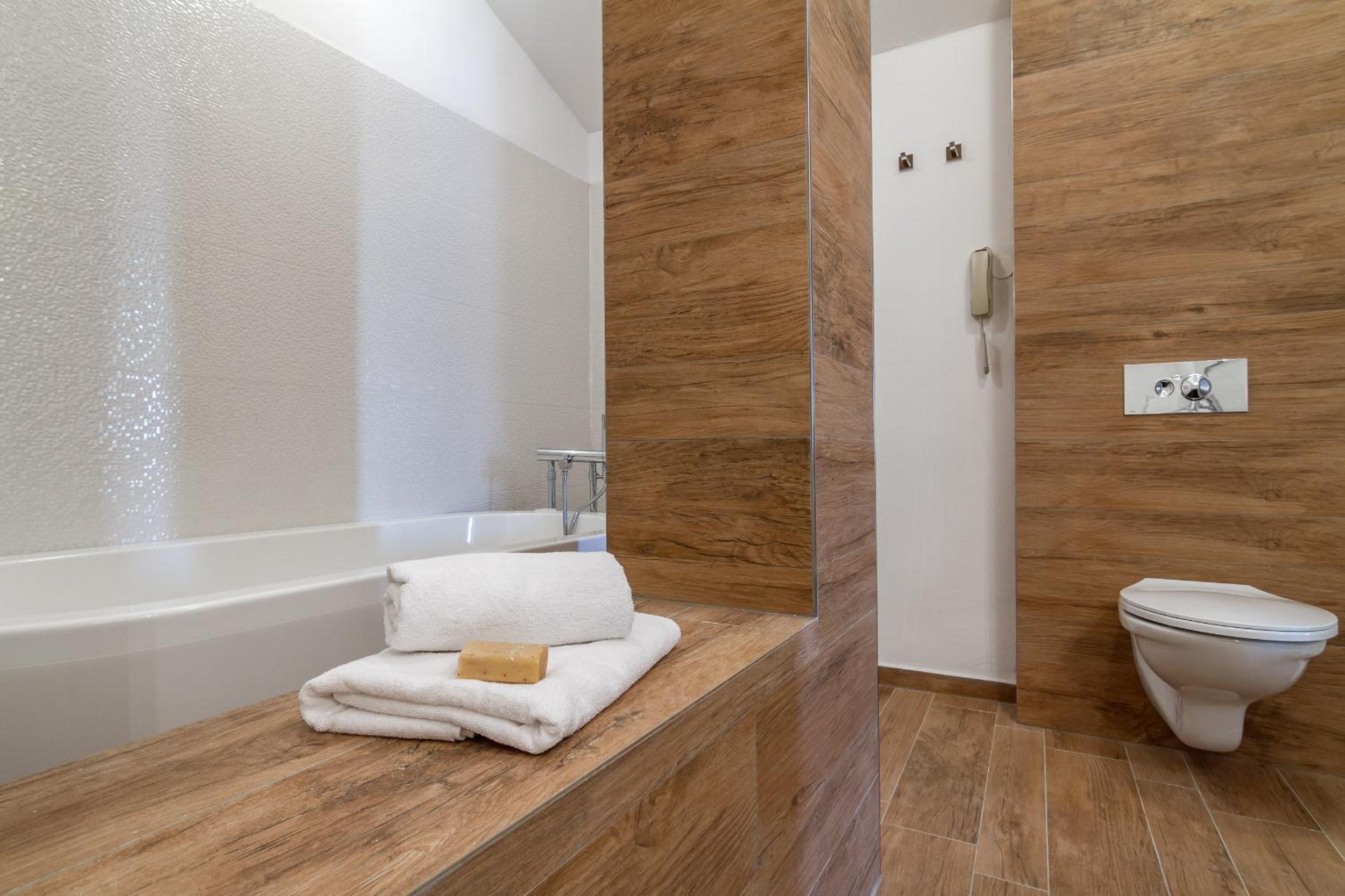 Deluxe Apartment with Balcony and Sea View - Photo 16