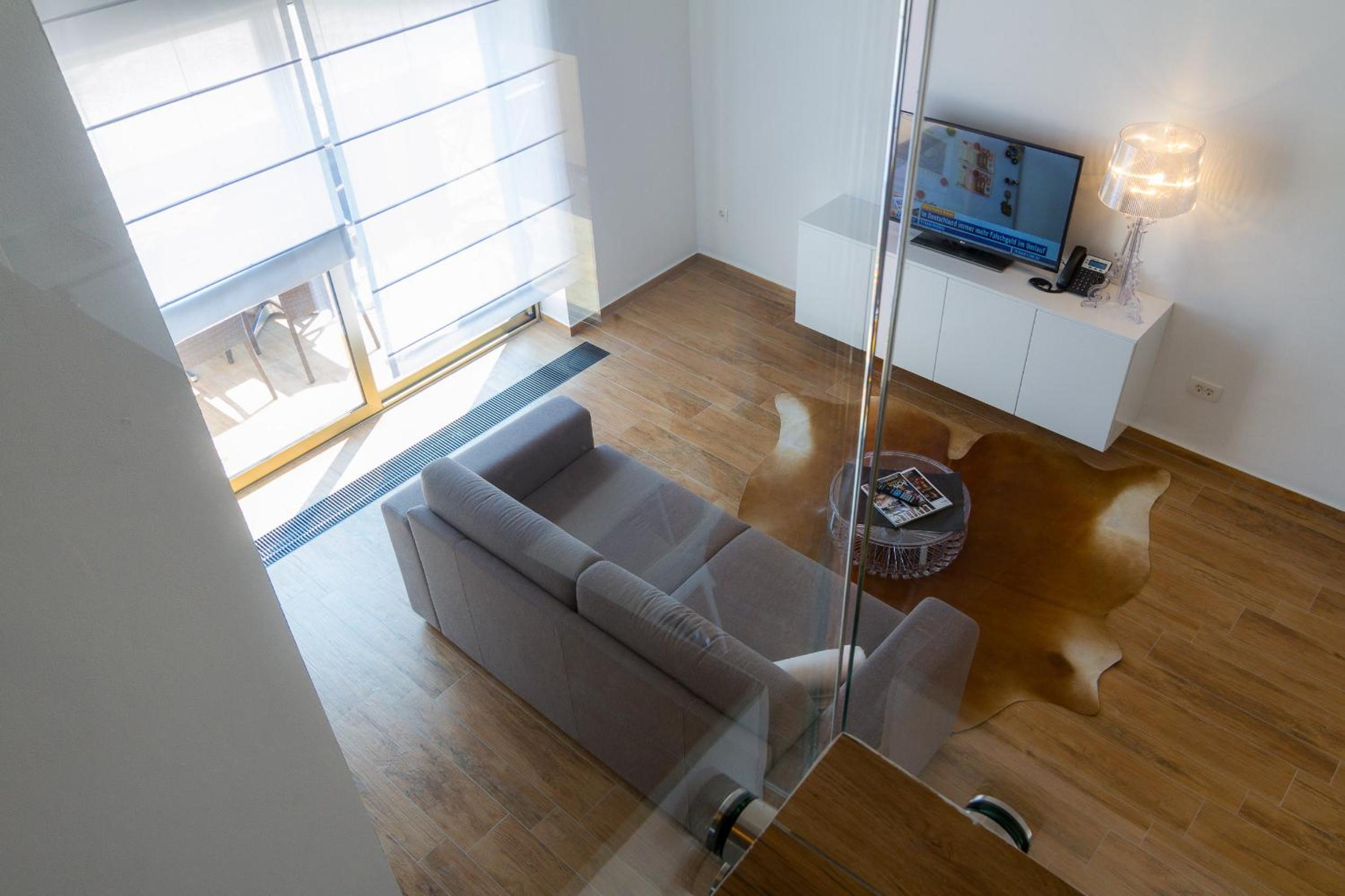 Deluxe Apartment with Balcony and Sea View - Photo 5