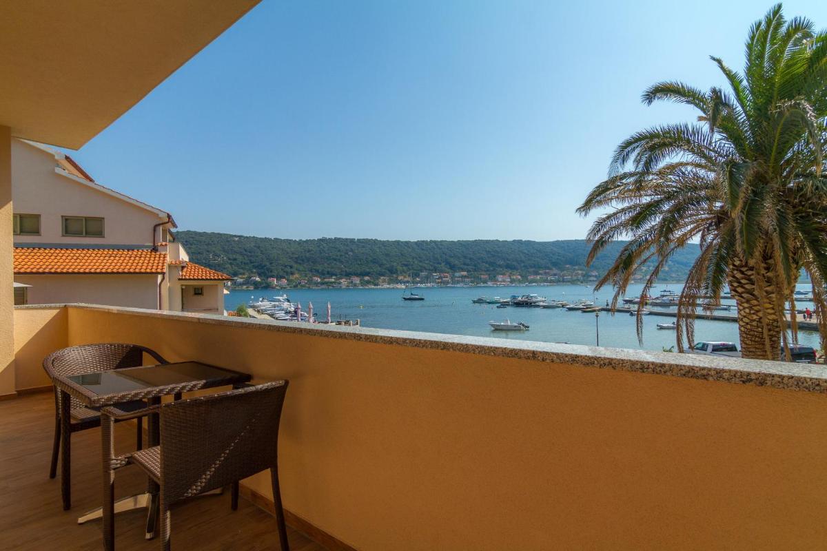 Deluxe Apartment with Balcony and Sea View - Photo 10