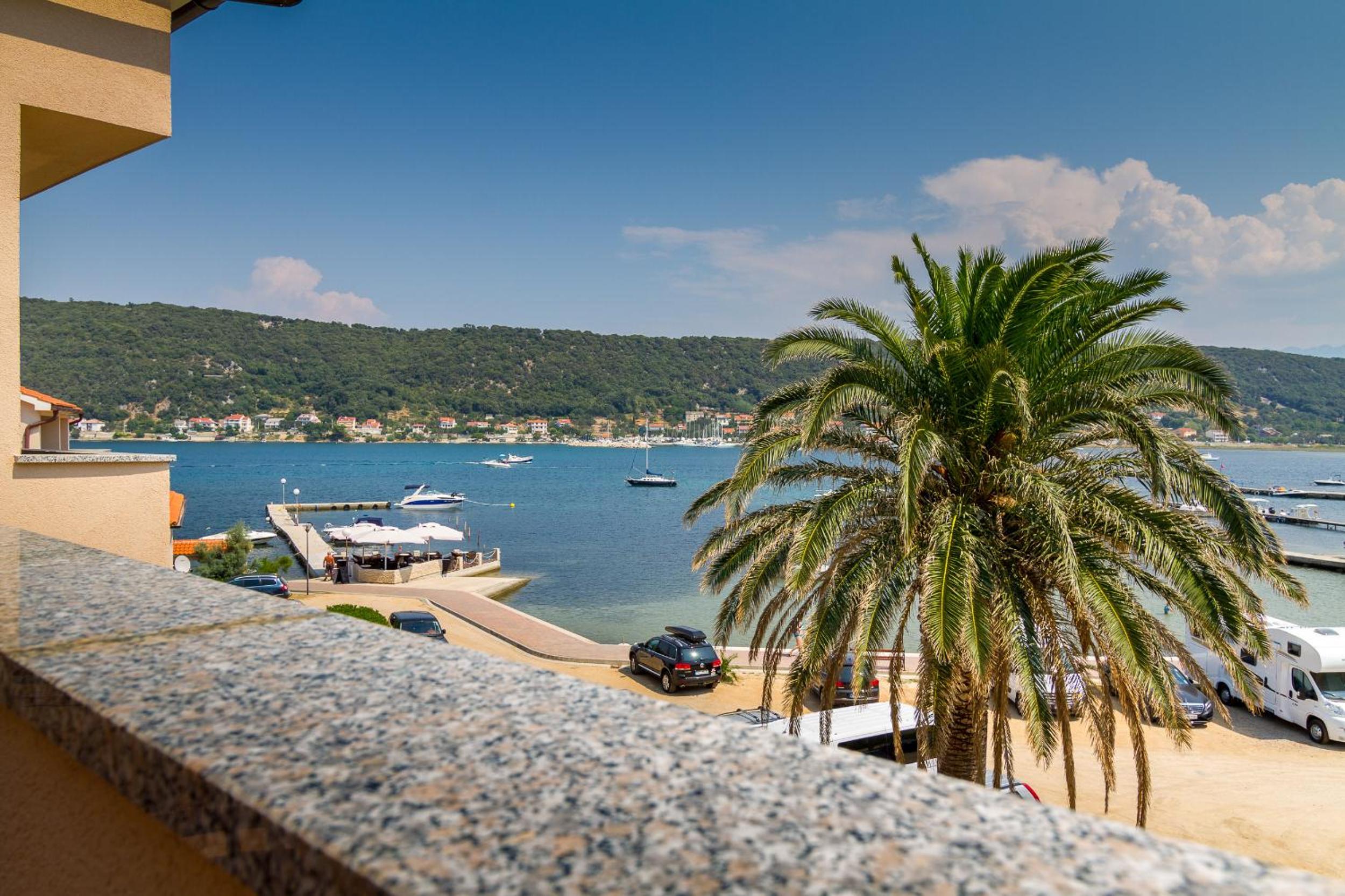 Deluxe Apartment with Balcony and Sea View - Photo 11