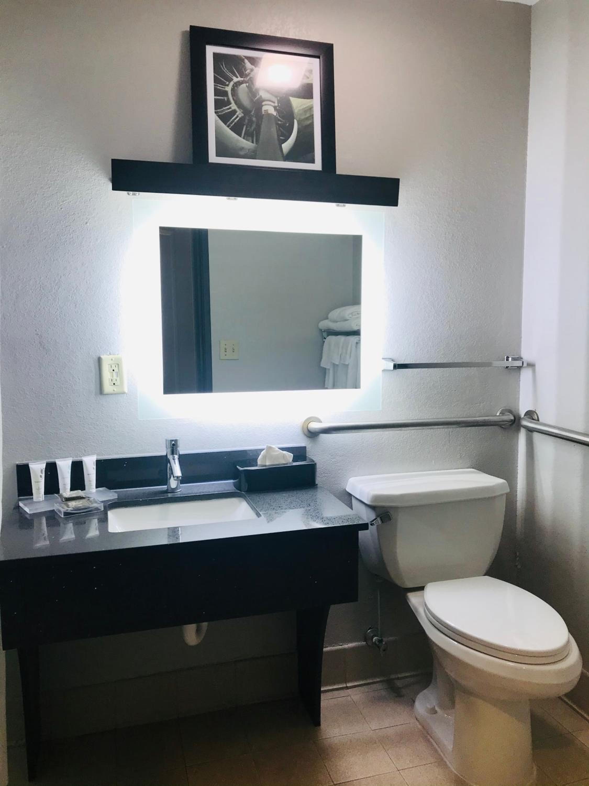 King Room - Disability Access/Non-Smoking - Photo 6