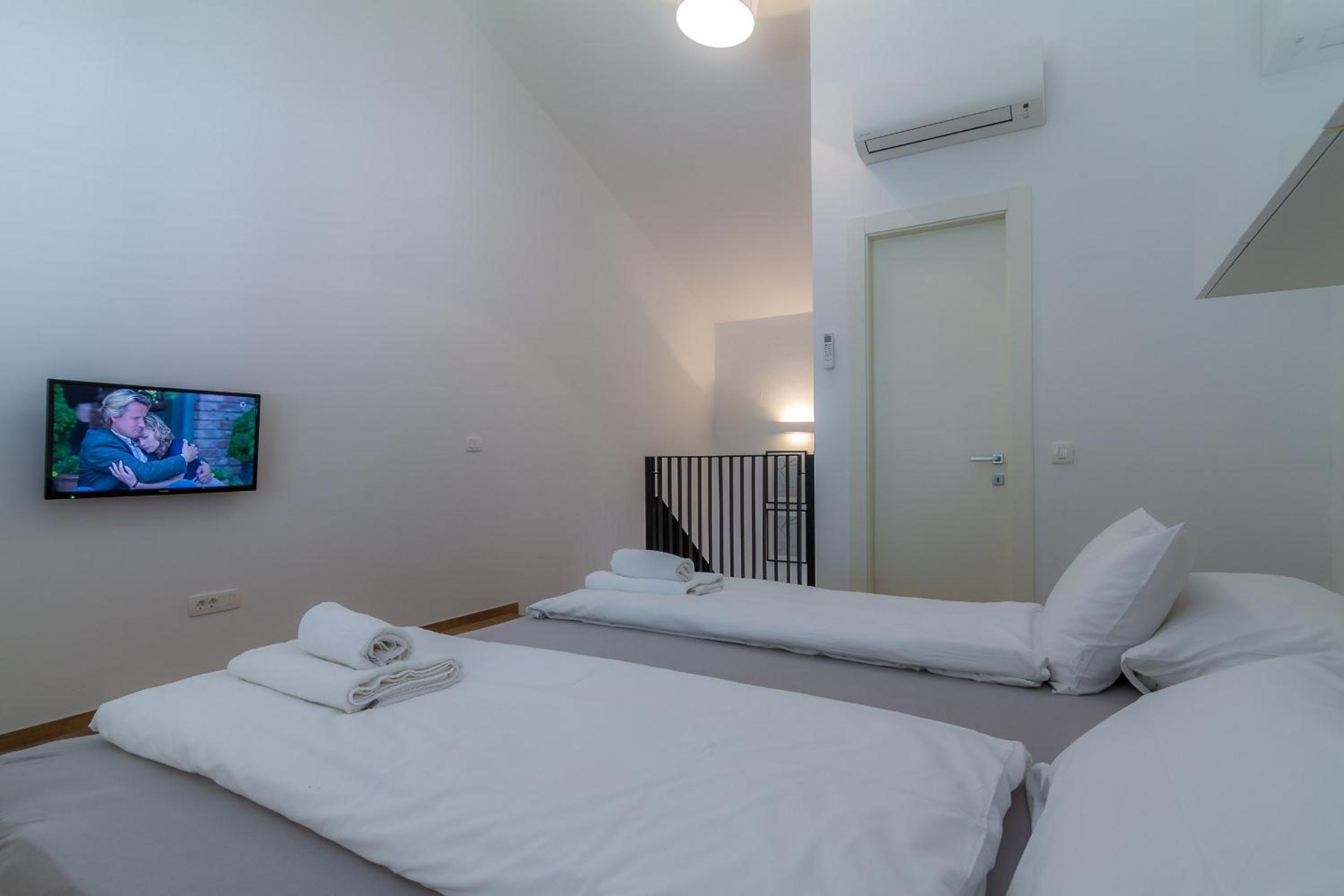 Deluxe Apartment with Terrace - Photo 9
