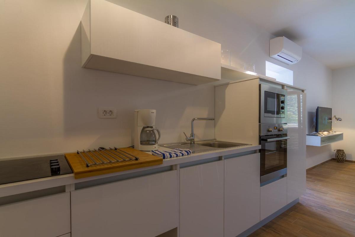 Deluxe Apartment with Terrace - Photo 8