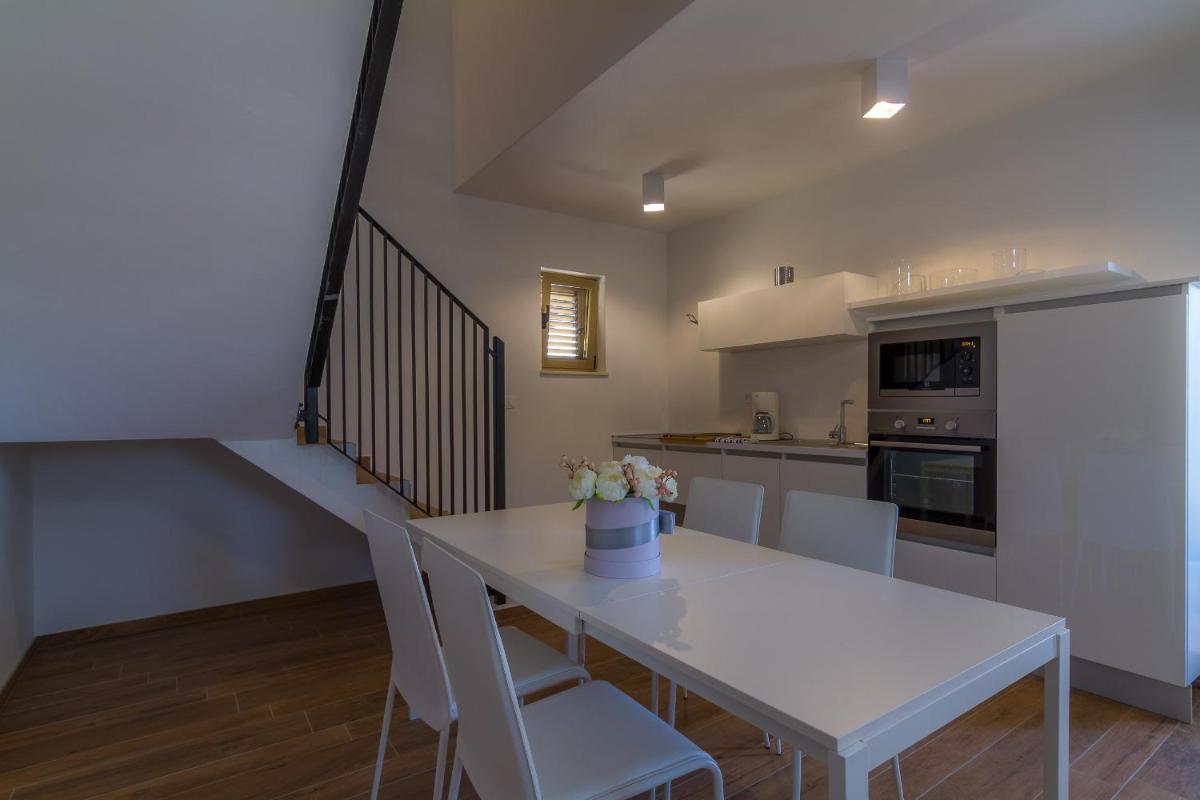 Deluxe Apartment with Terrace - Photo 7
