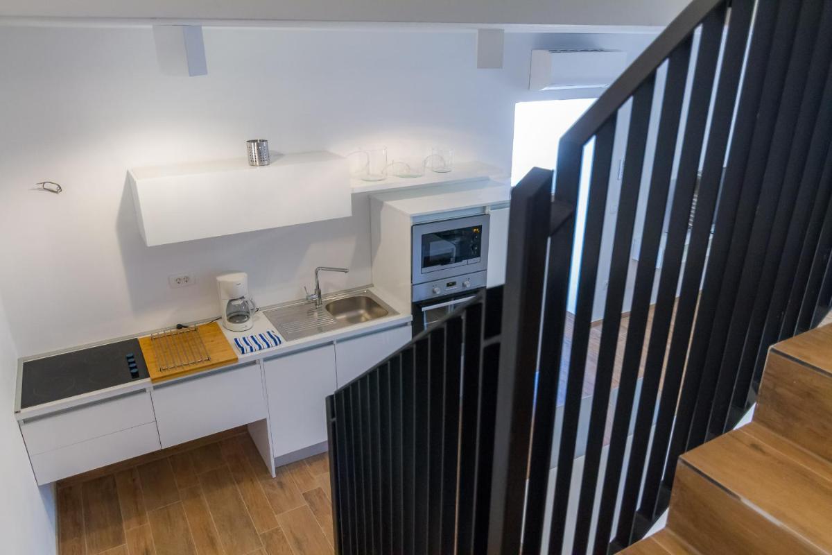 Deluxe Apartment with Terrace - Photo 10