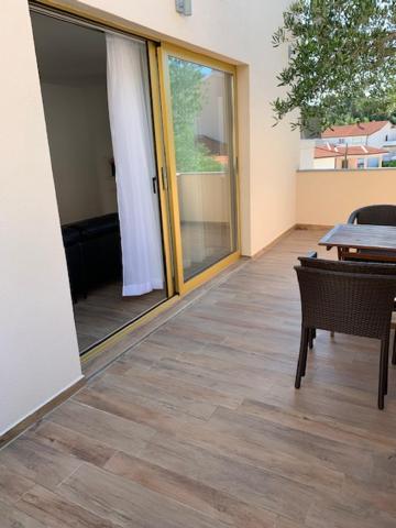 Deluxe Apartment with Terrace and Garden View - Photo 8