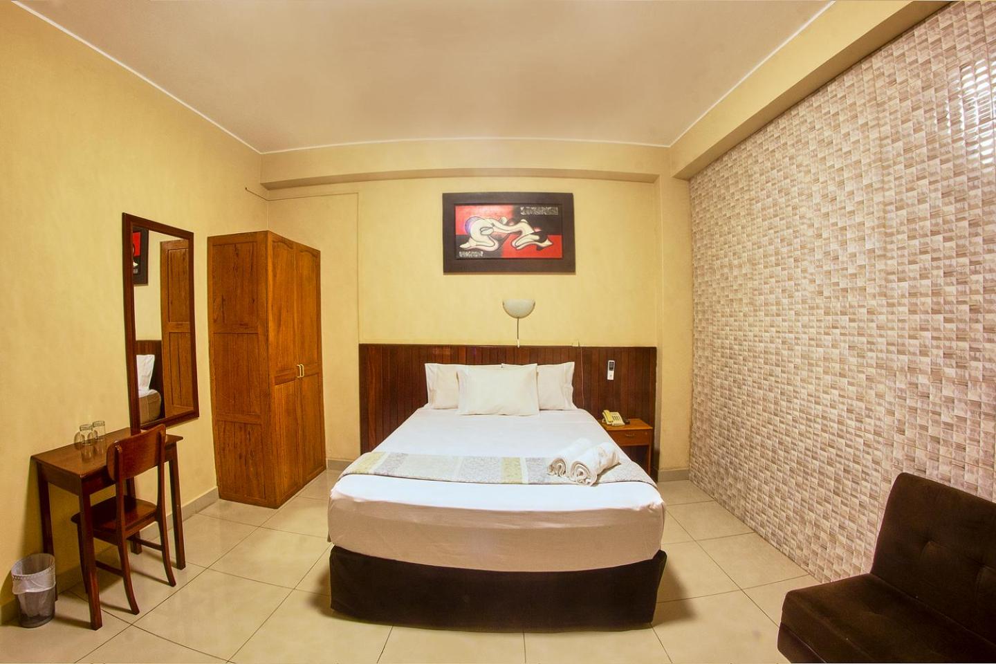 Family Room with Private Bathroom photo 3