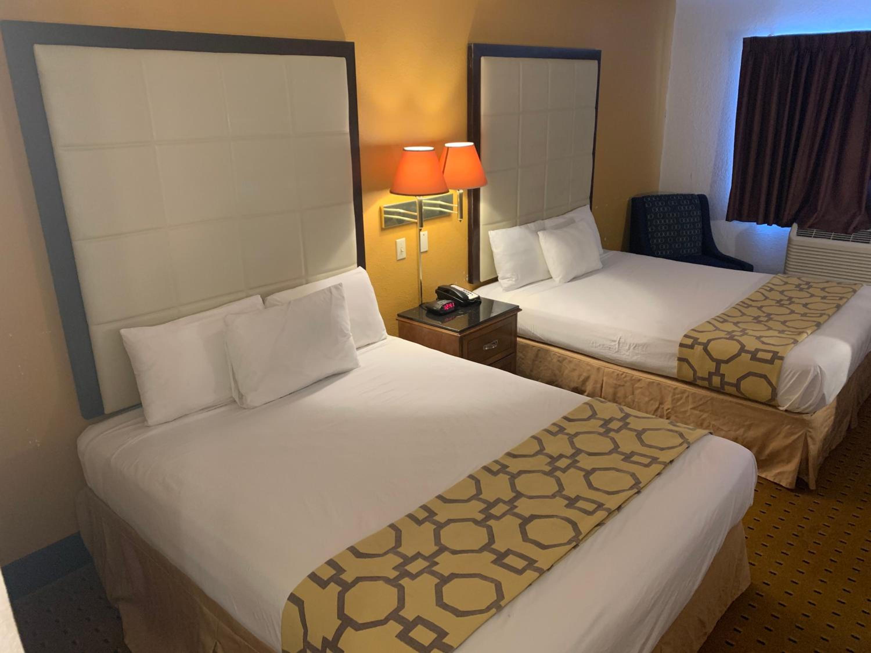 Queen Room with Two Queen Beds - Non-Smoking - Photo 4