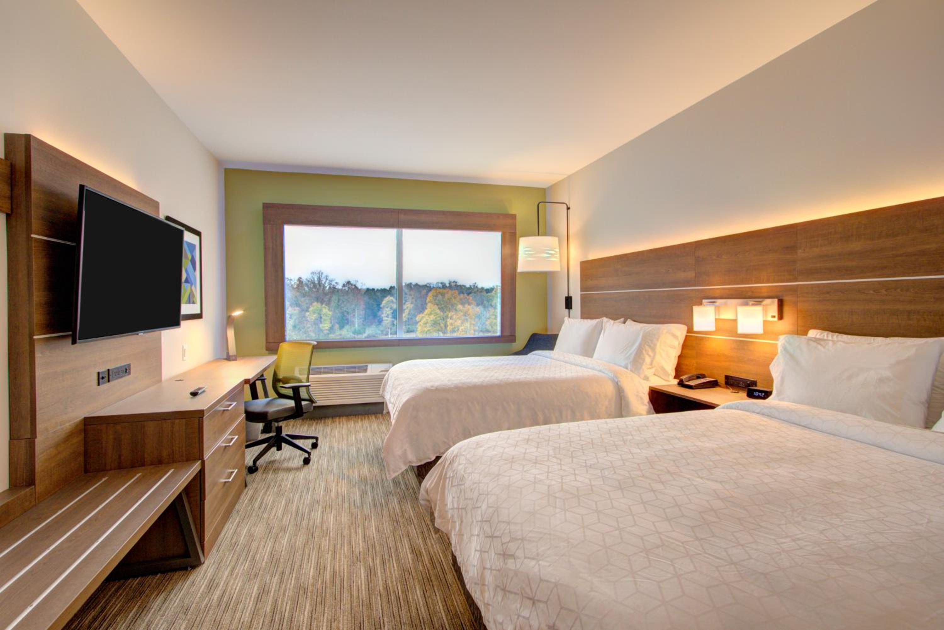 Queen Room with Two Queen Beds with Lakeview - Photo 1