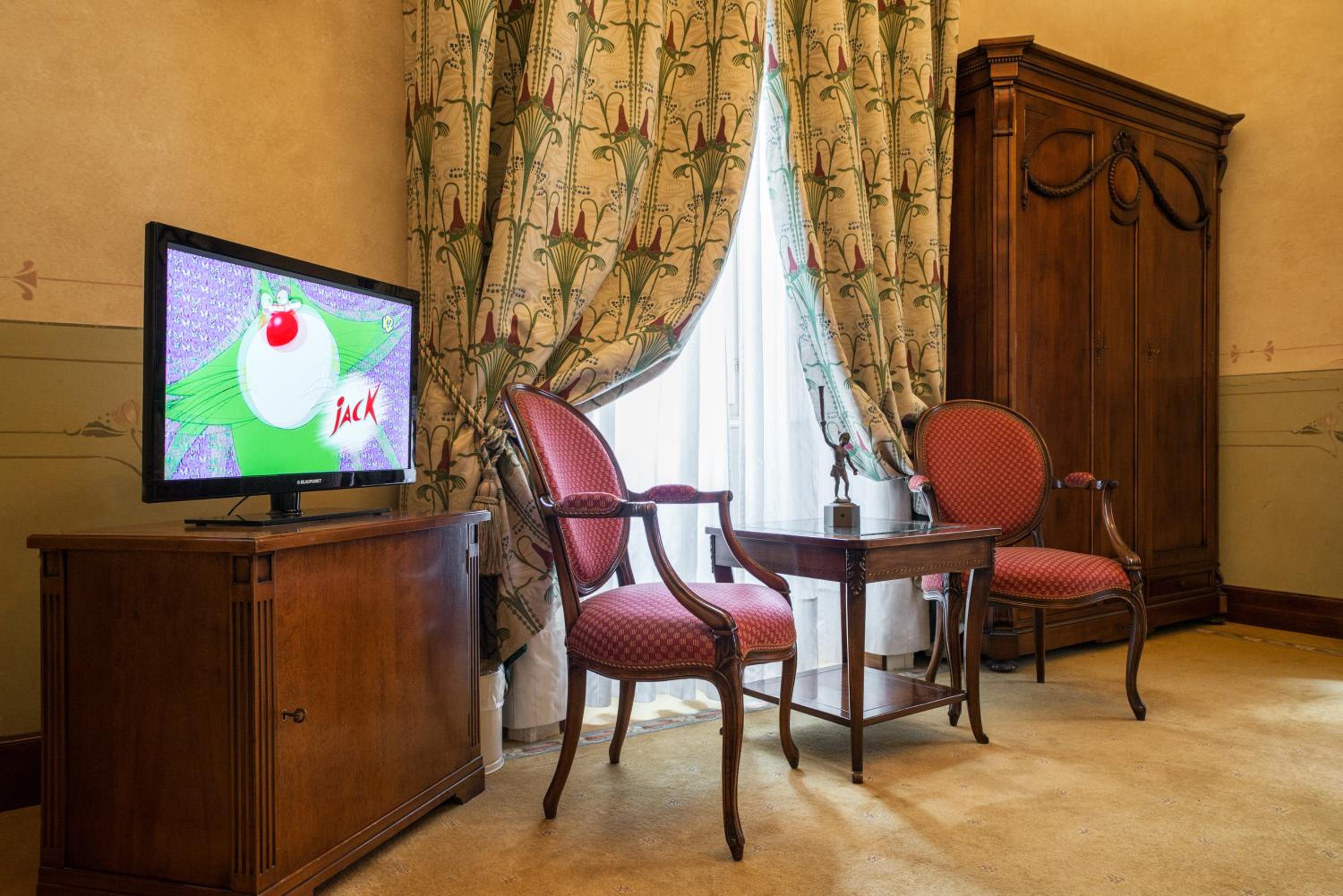 Deluxe Suite - Photo 5