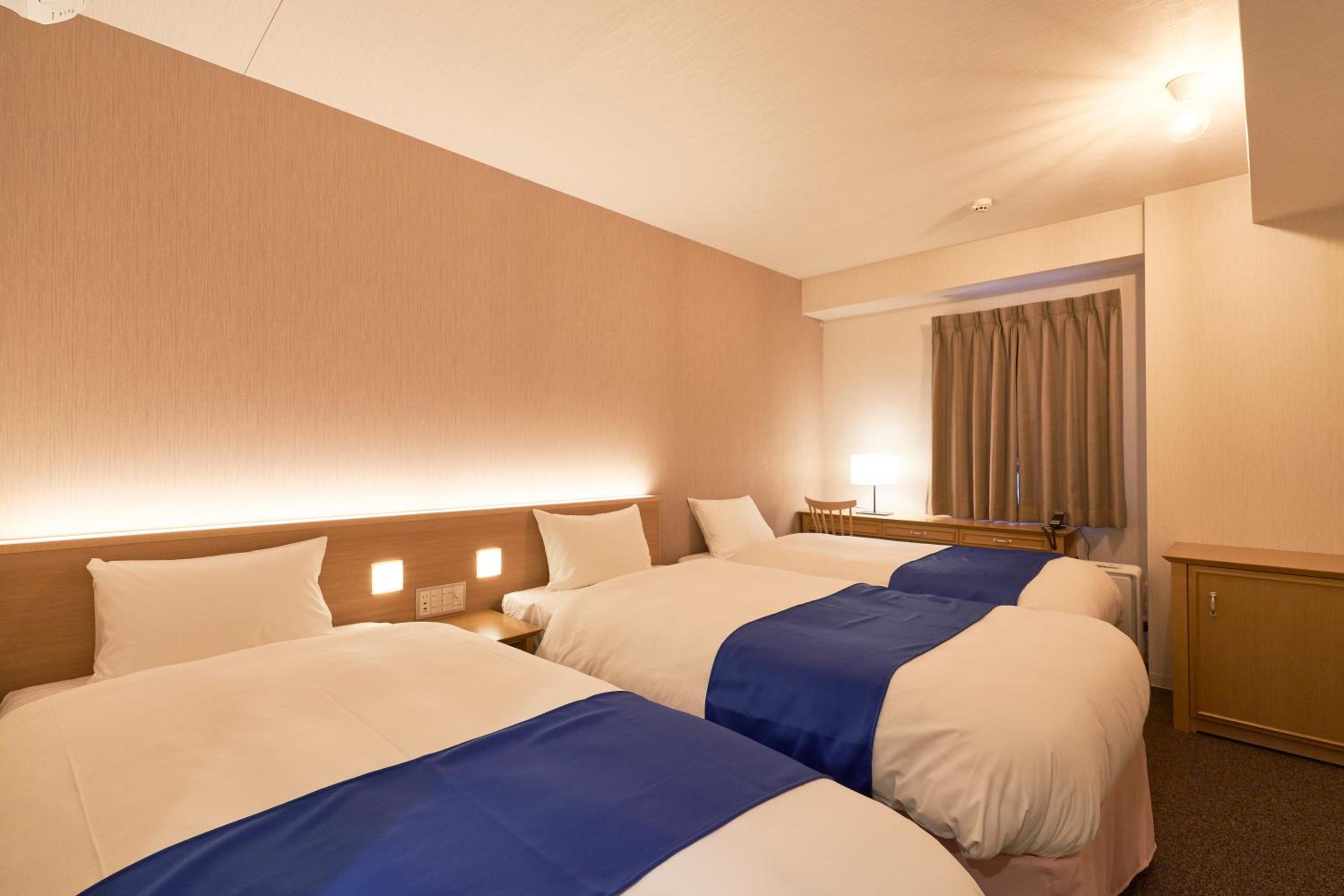 Nonsmoking Economy Twin Room - Photo 3