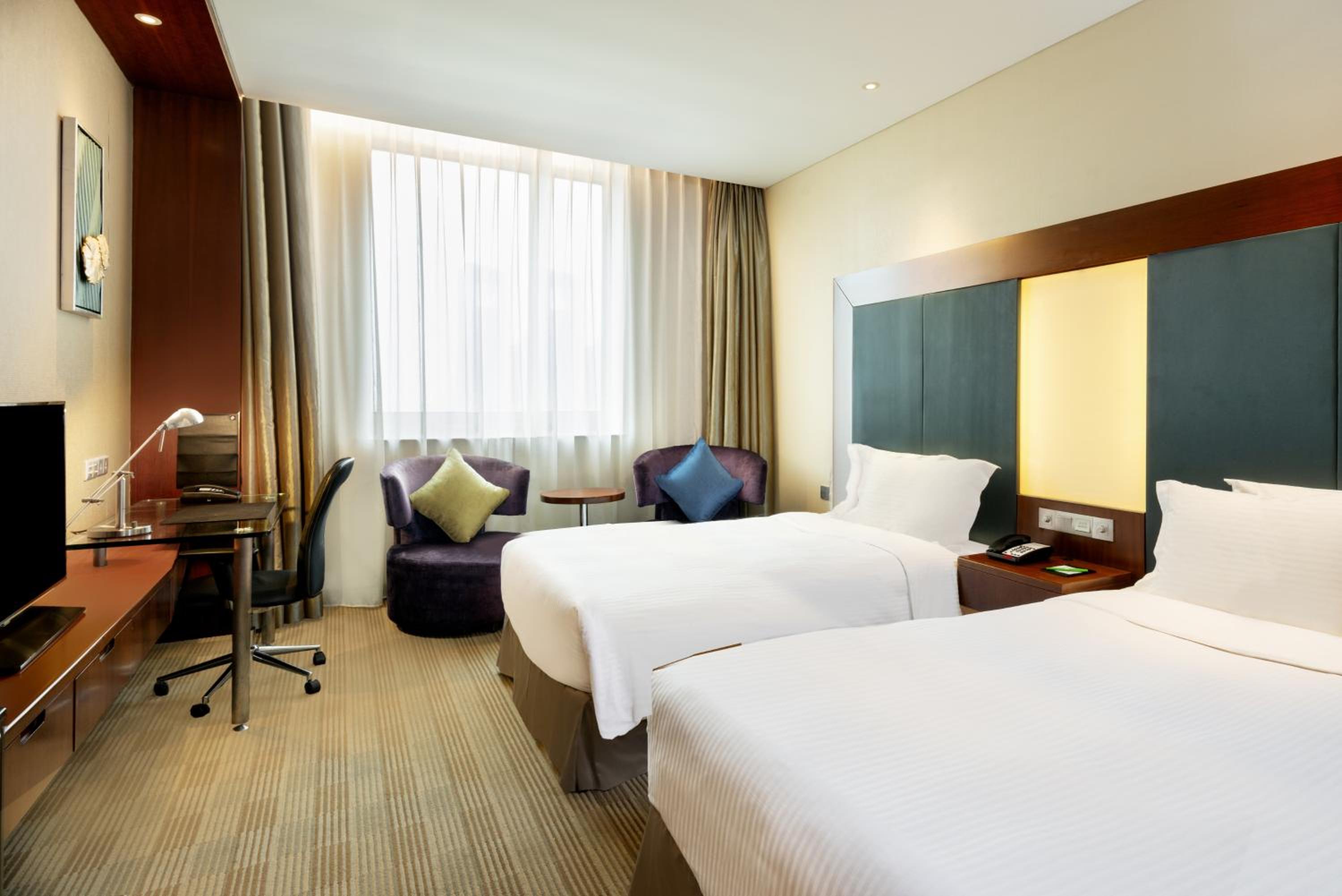 Premium Twin Room with Bath and Shower - Photo 1