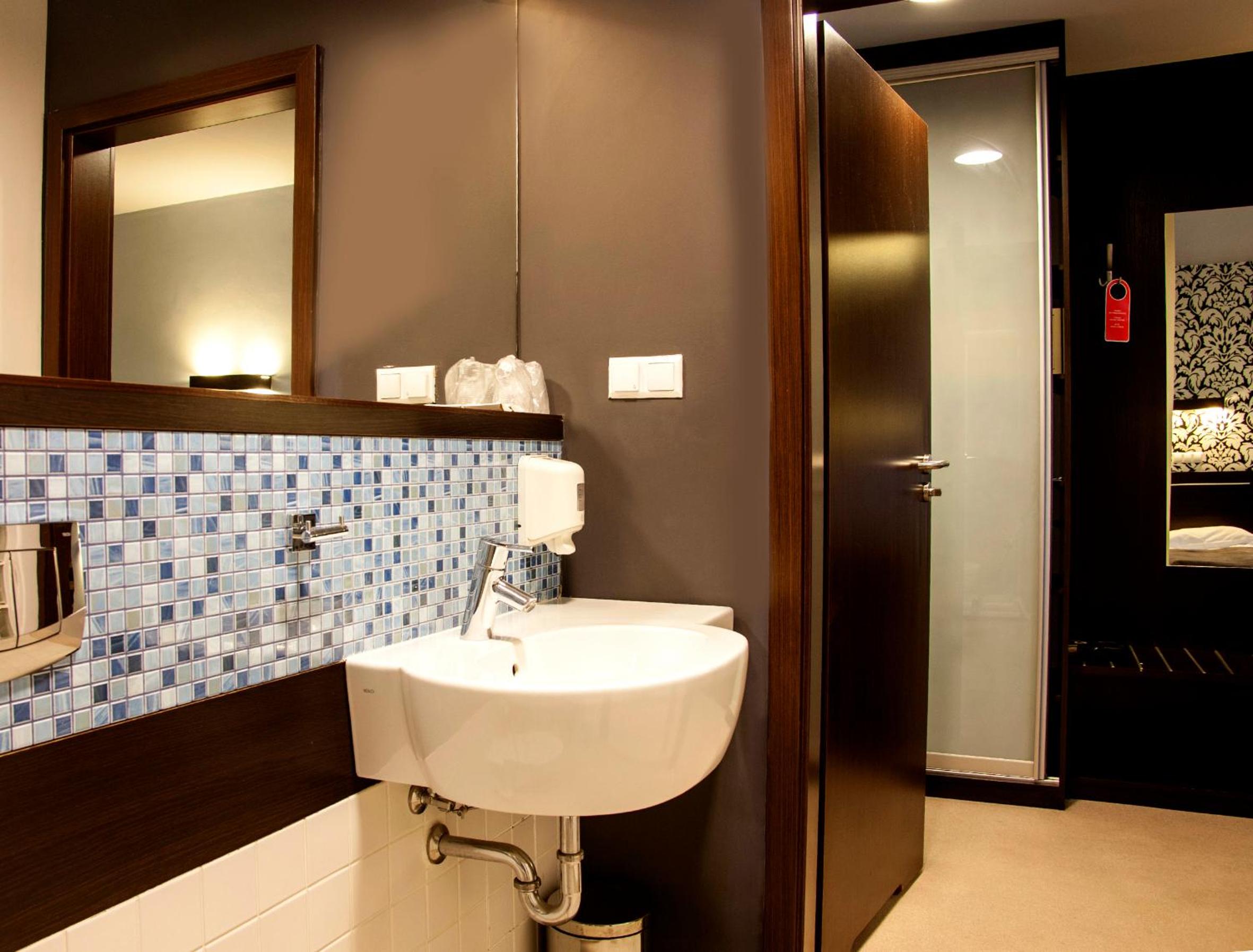 Double or Twin Room - Photo 9