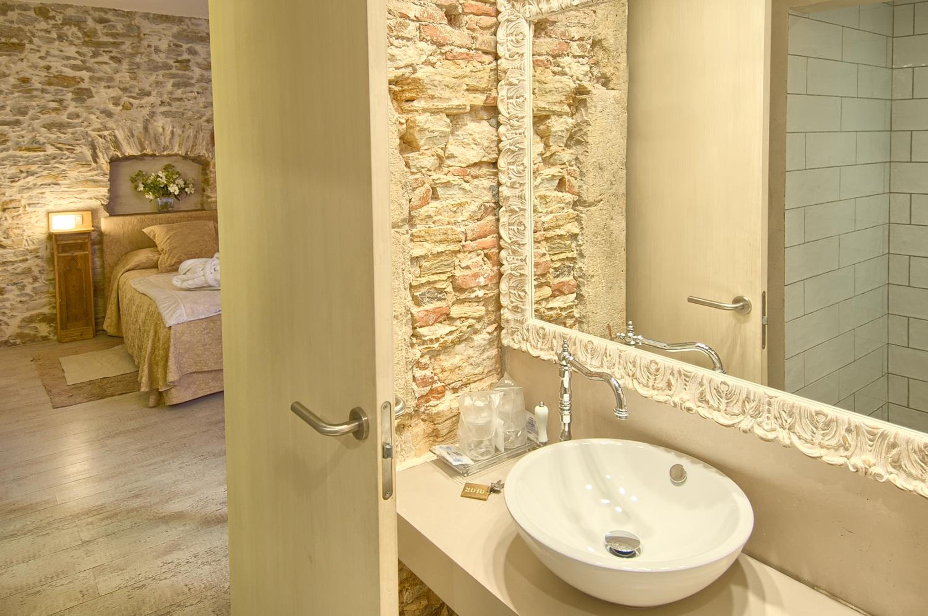 Deluxe Suite with Spa Bath - Photo 6