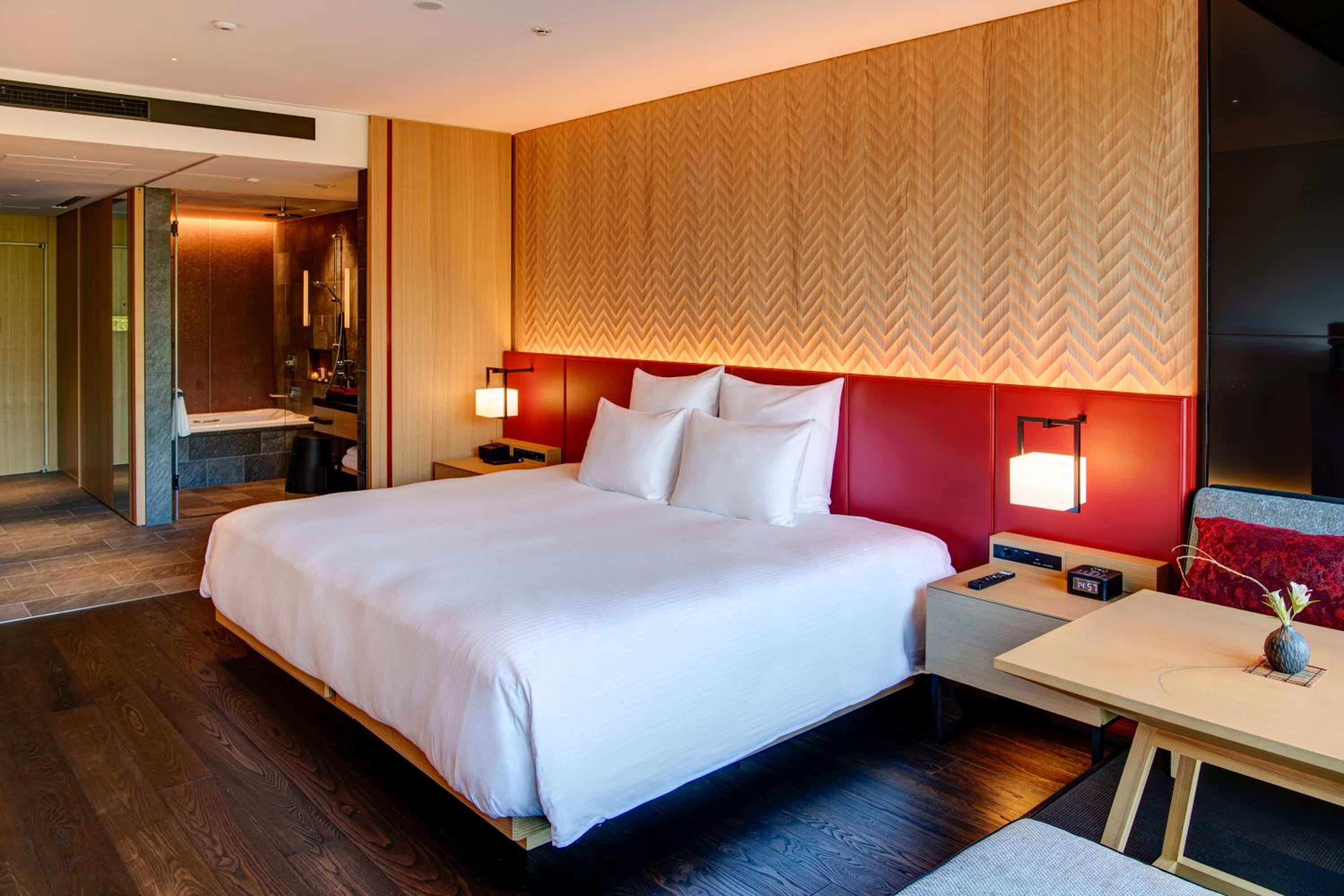 Deluxe King Room - Photo 2