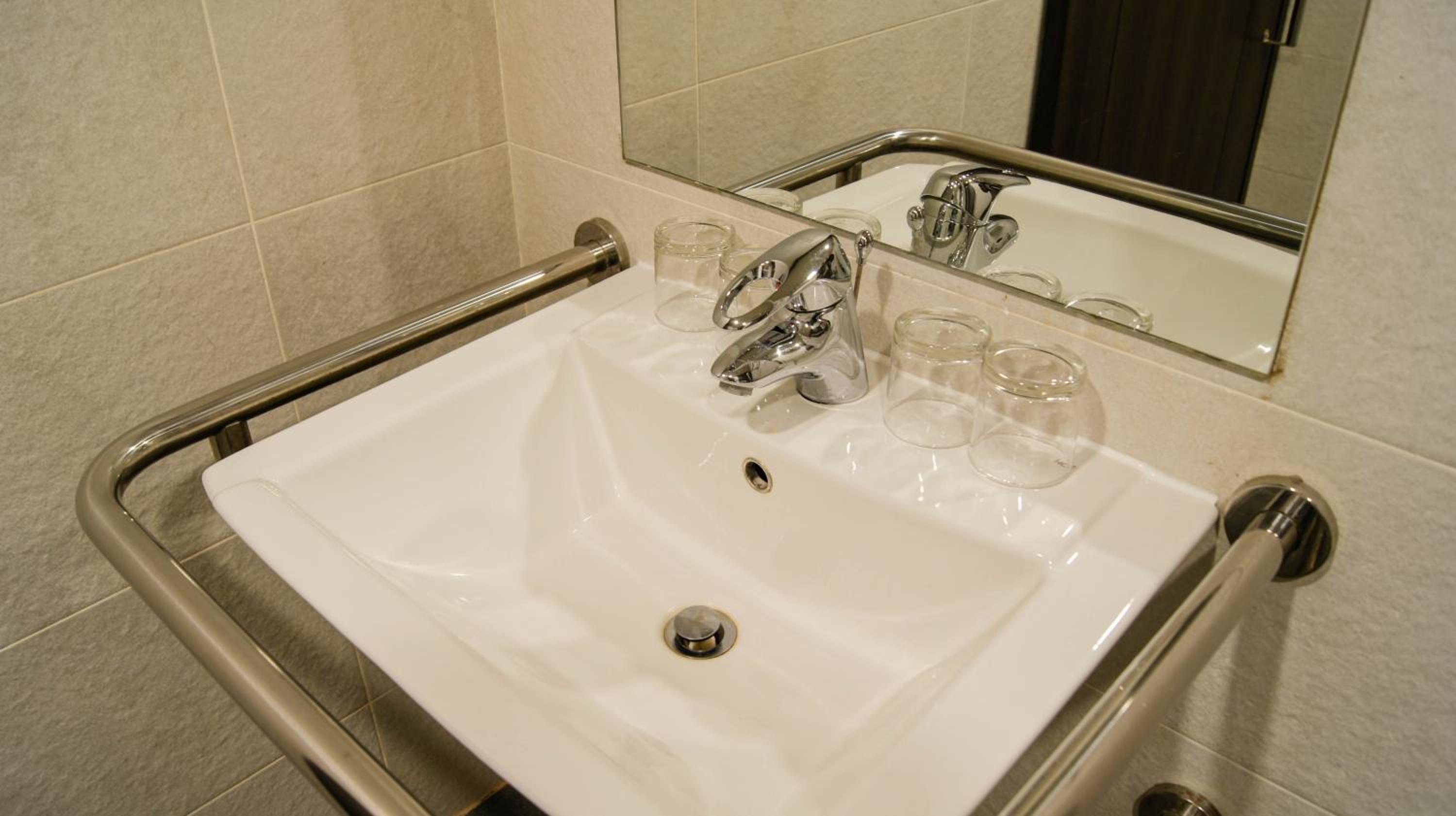 Quadruple Room - Disability Access - Photo 11