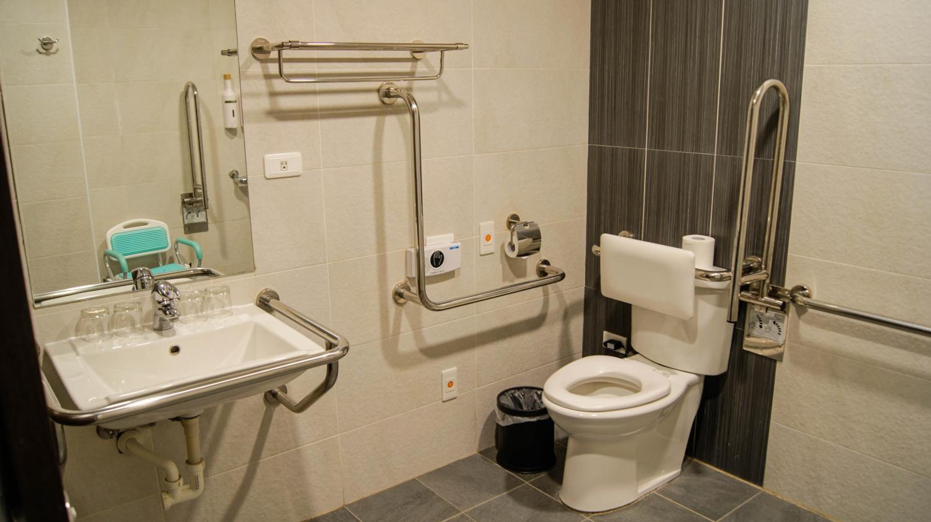 Quadruple Room - Disability Access - Photo 7