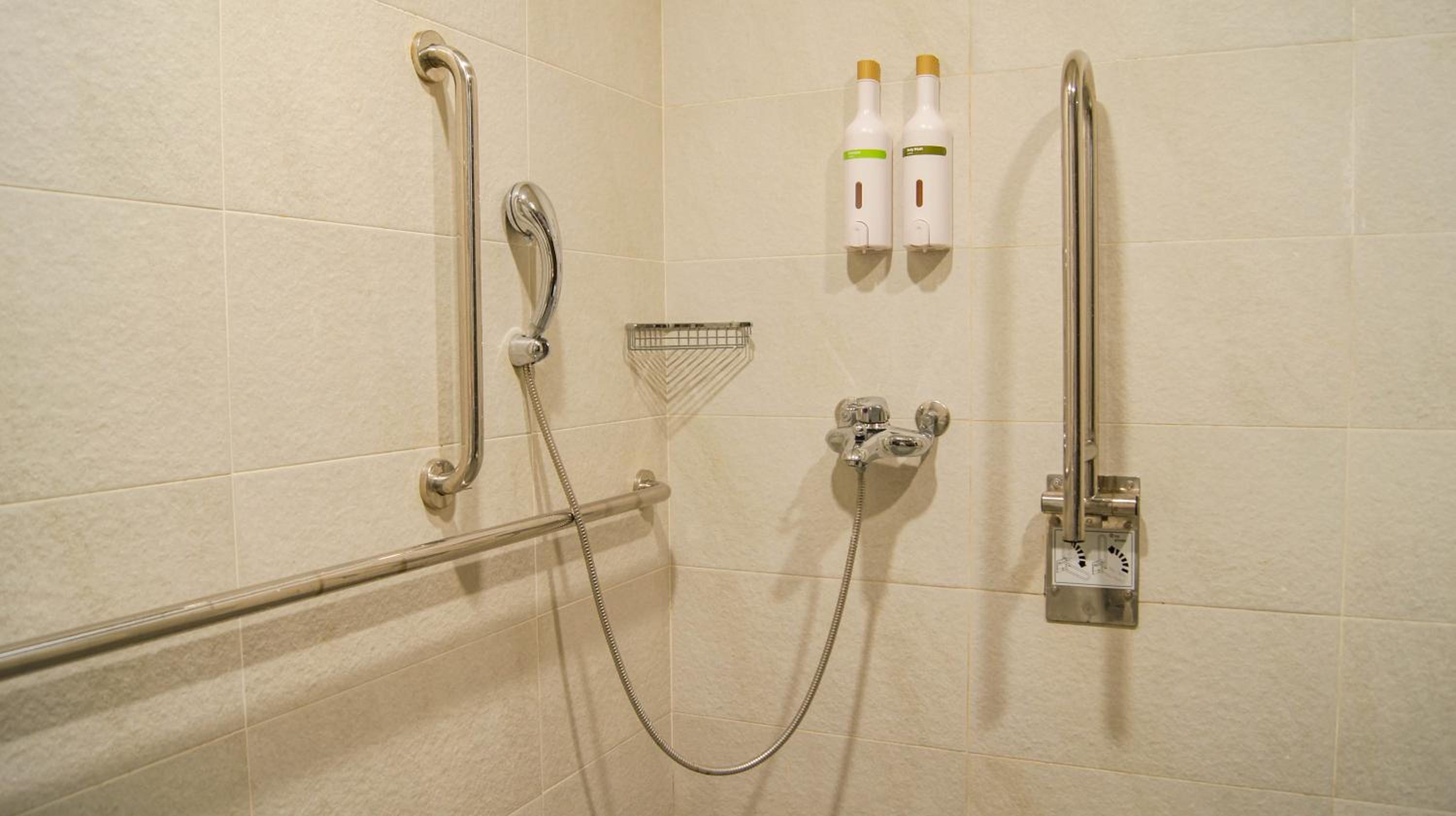 Quadruple Room - Disability Access - Photo 8