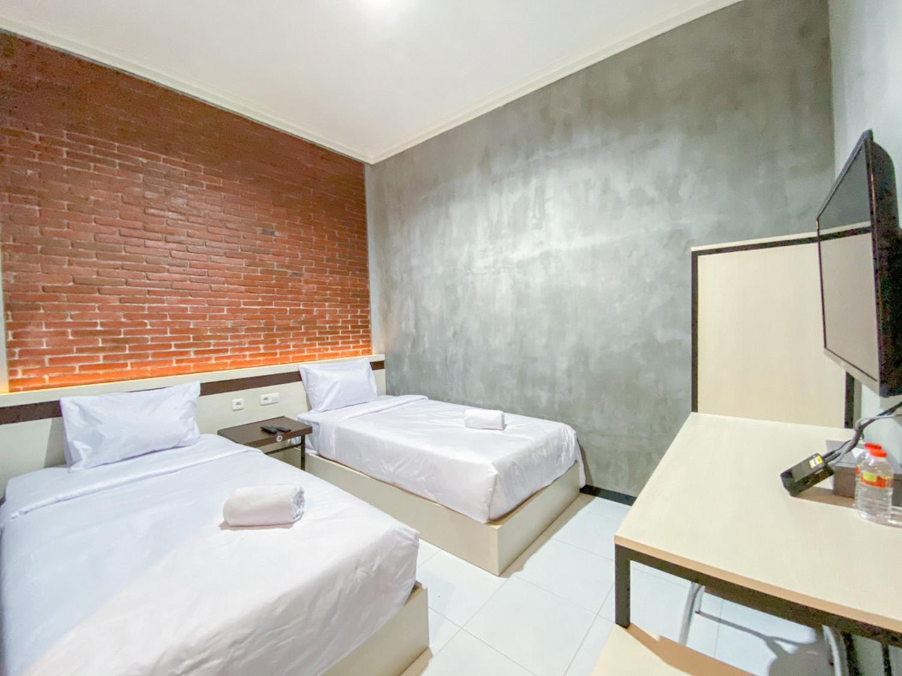 Twin Room - Photo 11