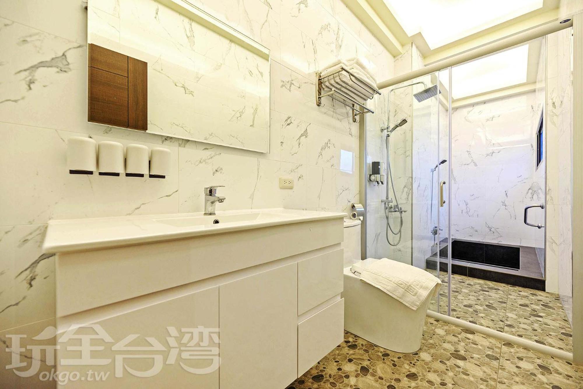 Quadruple Room with Bath photo 3