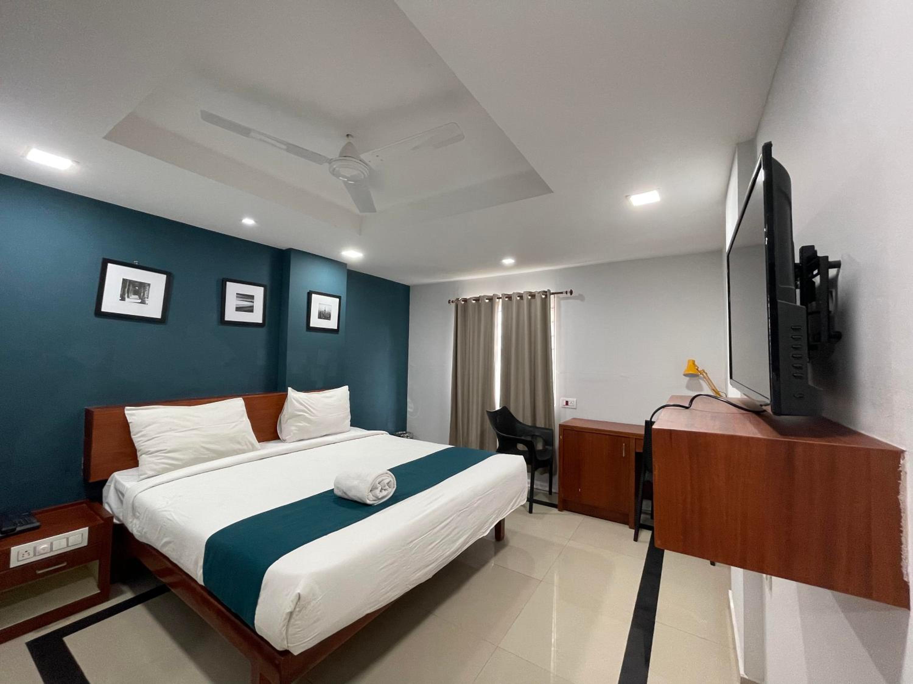 Deluxe Double Room - Photo 9