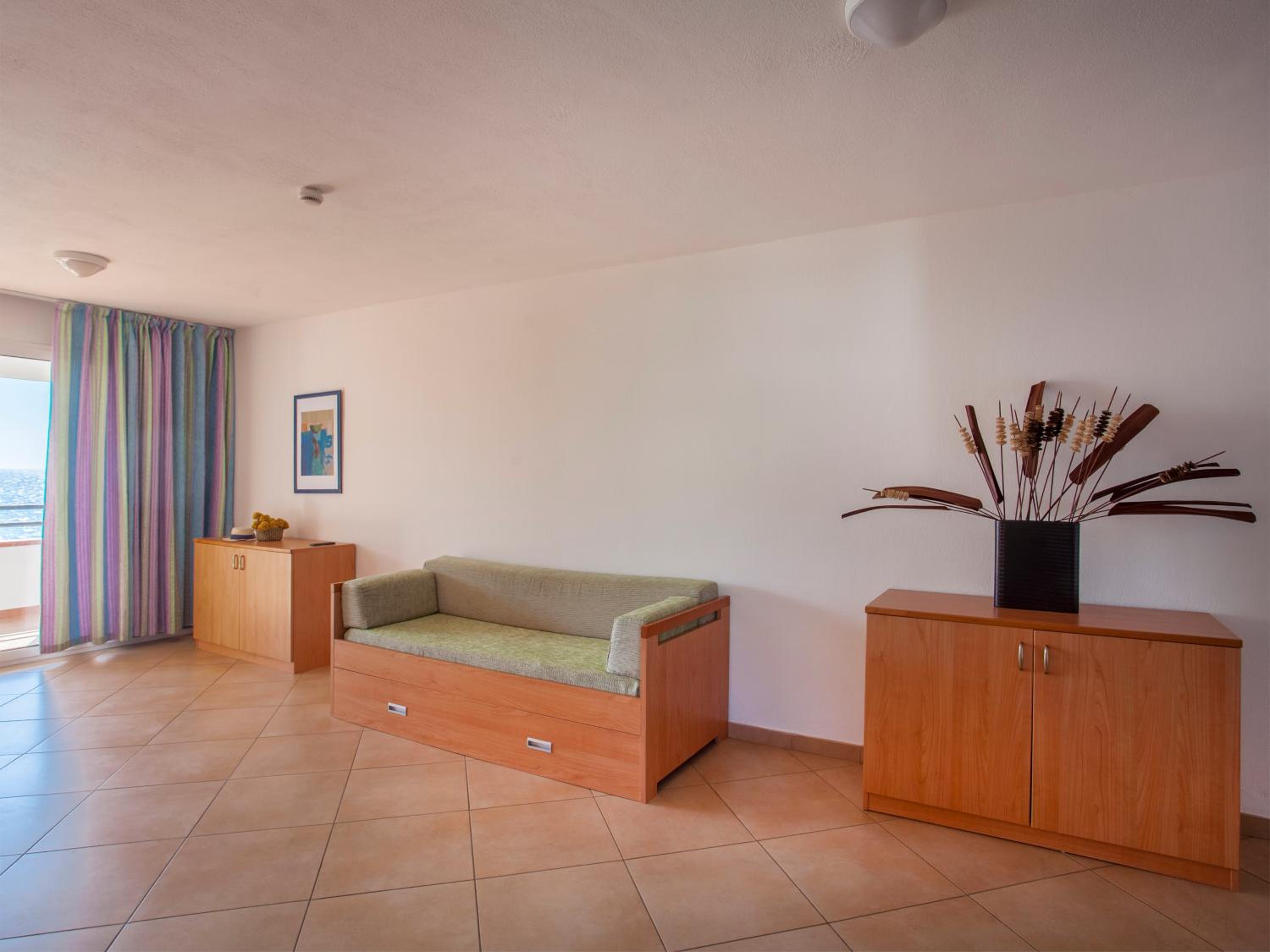 Three-Bedroom Apartment with Sea View (8 Adults)