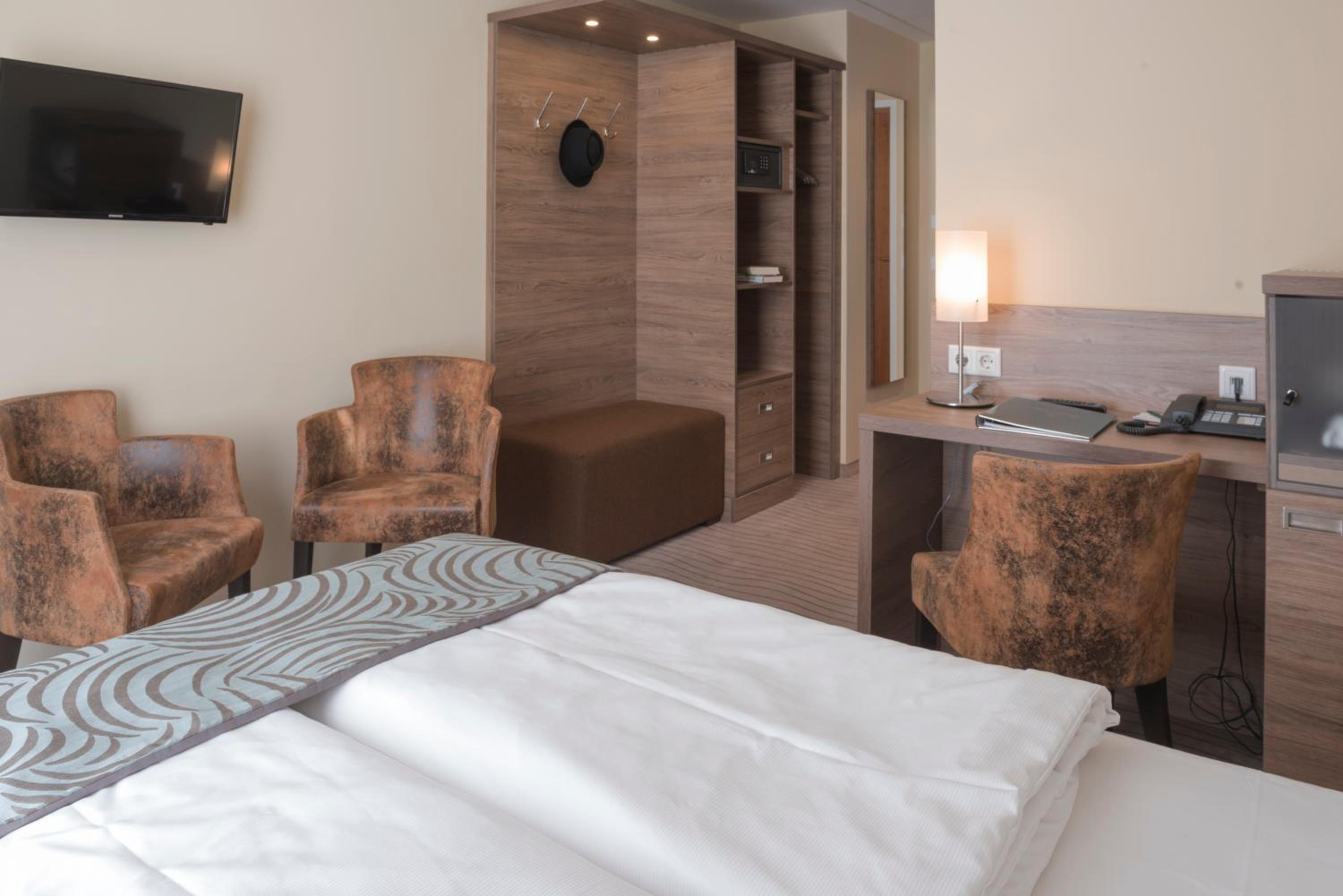 Small Queen Room with Air Conditioning photo 1